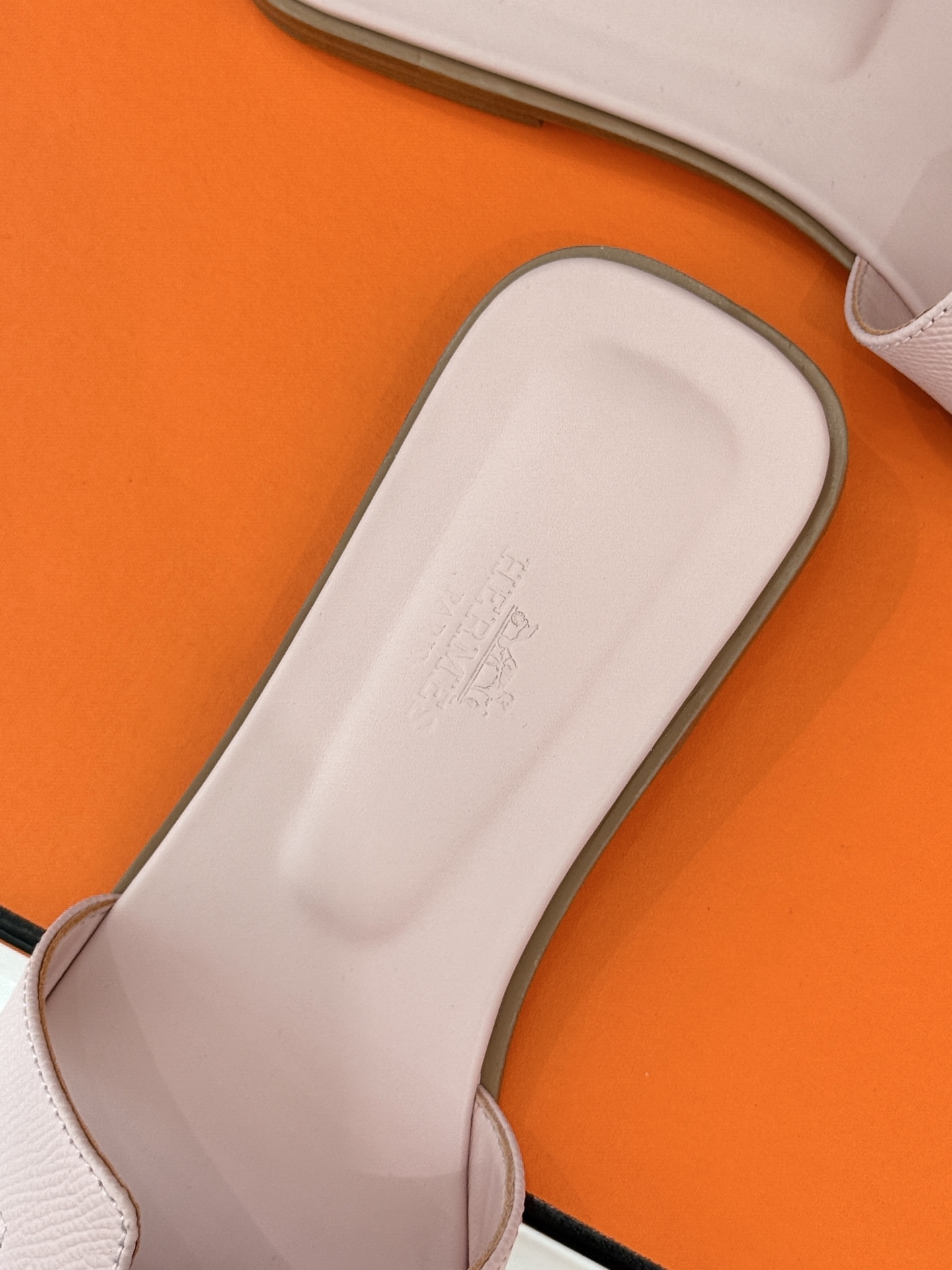 
Hermès/爱马仕经典H平底拖鞋
经典H拖 H家的拖鞋一直是拖鞋的代表款
依旧是经典的H造型 
鞋面