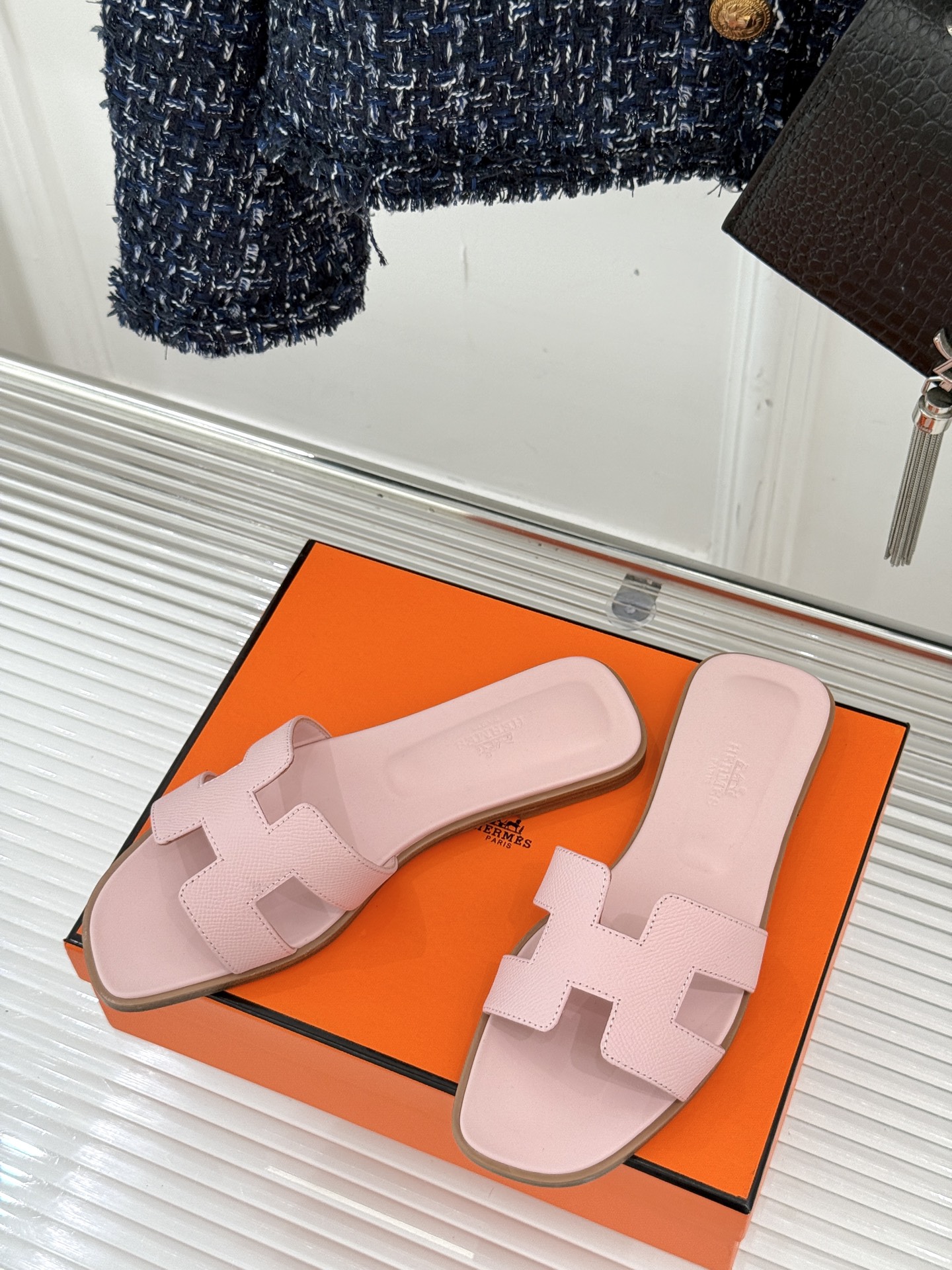 
Hermès/爱马仕经典H平底拖鞋
经典H拖 H家的拖鞋一直是拖鞋的代表款
依旧是经典的H造型 
鞋面