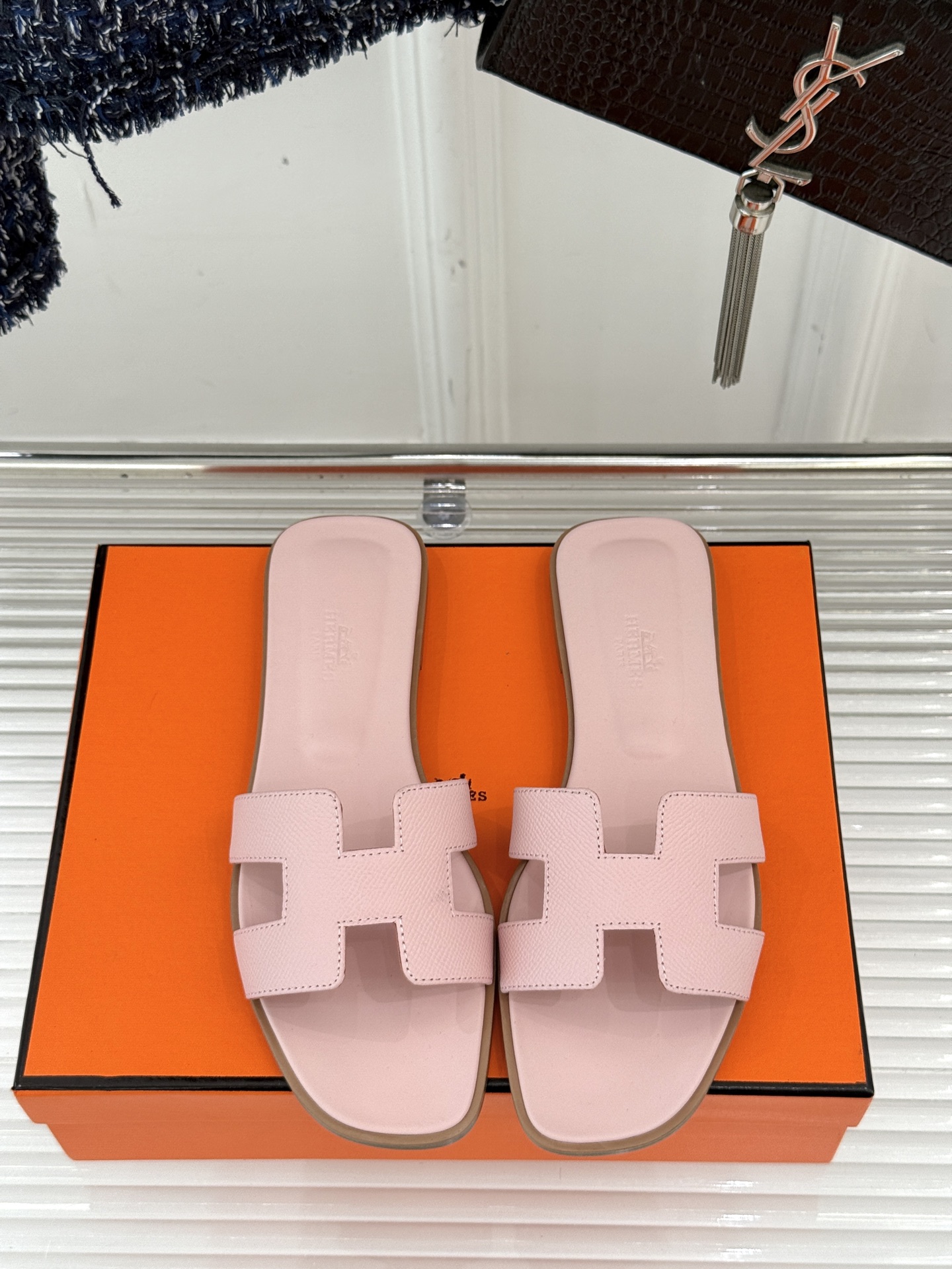 
Hermès/爱马仕经典H平底拖鞋
经典H拖 H家的拖鞋一直是拖鞋的代表款
依旧是经典的H造型 
鞋面