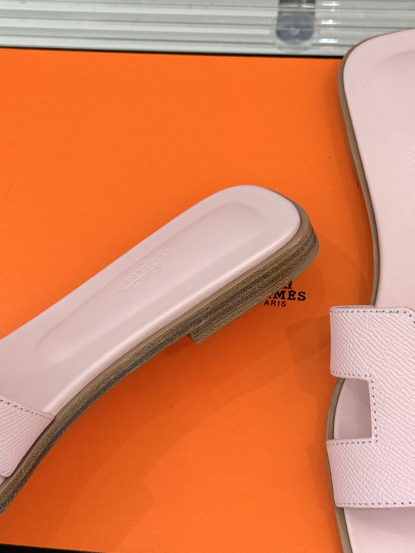 
Hermès/爱马仕经典H平底拖鞋
经典H拖 H家的拖鞋一直是拖鞋的代表款
依旧是经典的H造型 
鞋面