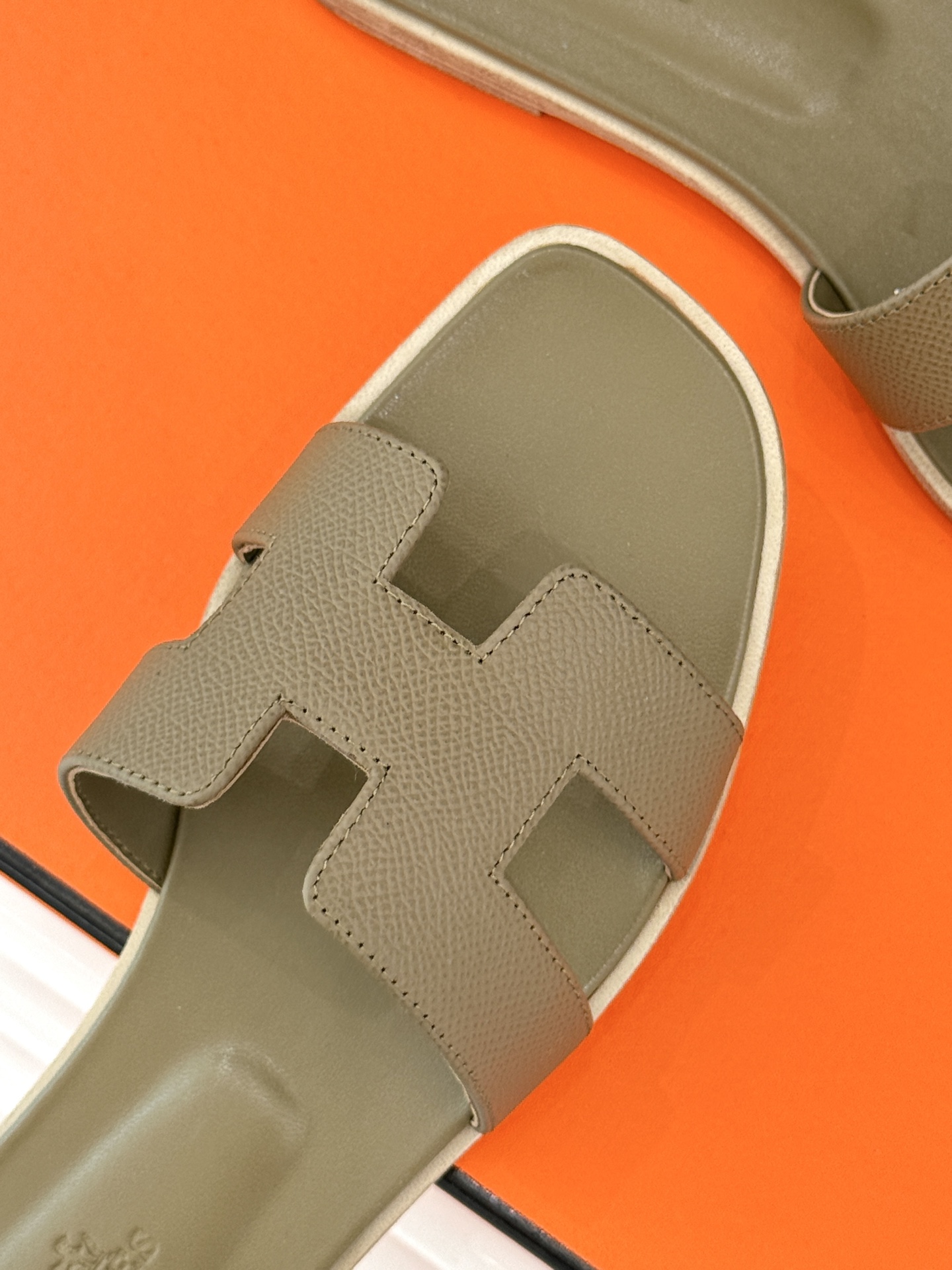 
Hermès/爱马仕经典H平底拖鞋
经典H拖 H家的拖鞋一直是拖鞋的代表款
依旧是经典的H造型 
鞋面