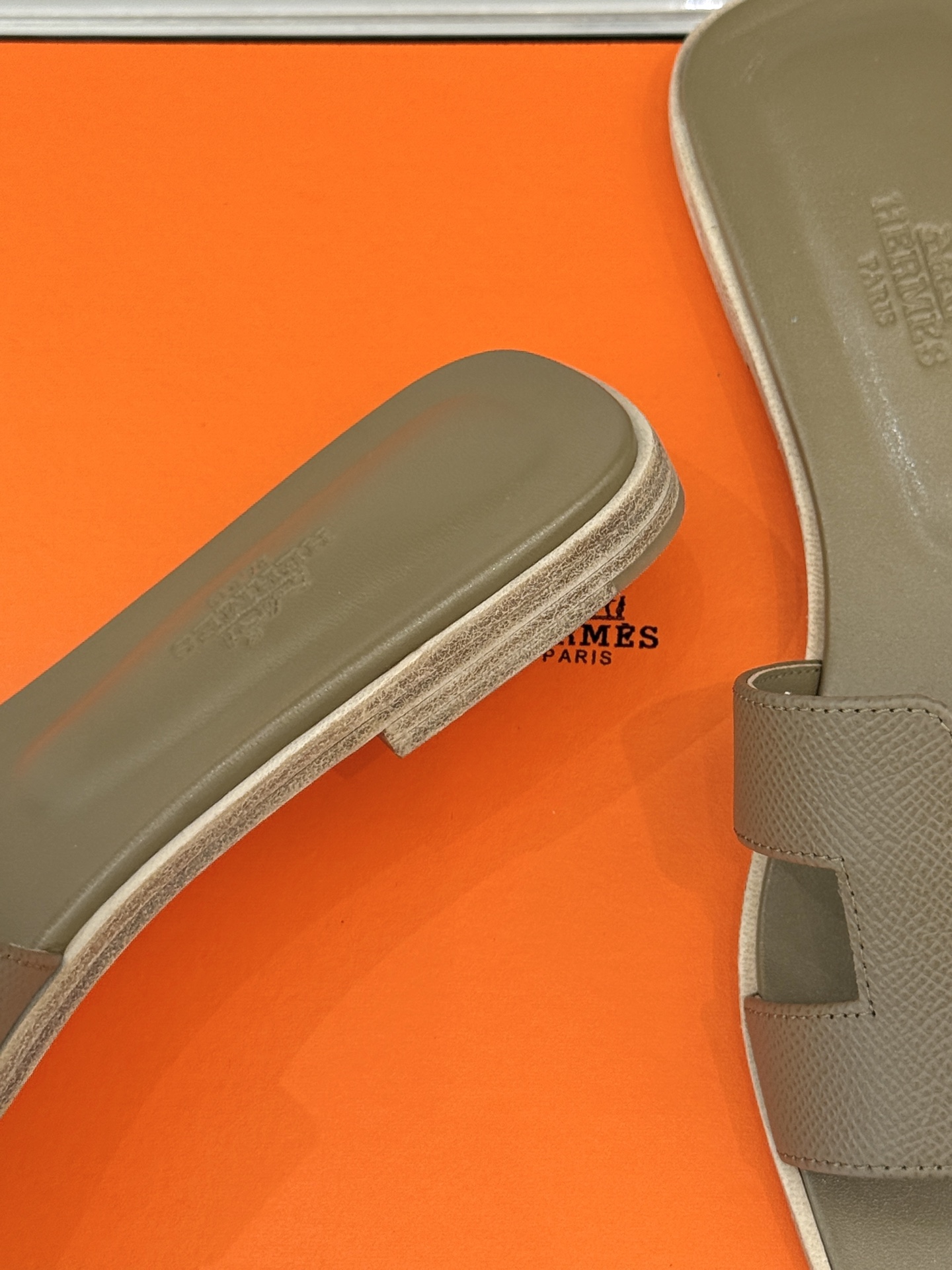 
Hermès/爱马仕经典H平底拖鞋
经典H拖 H家的拖鞋一直是拖鞋的代表款
依旧是经典的H造型 
鞋面