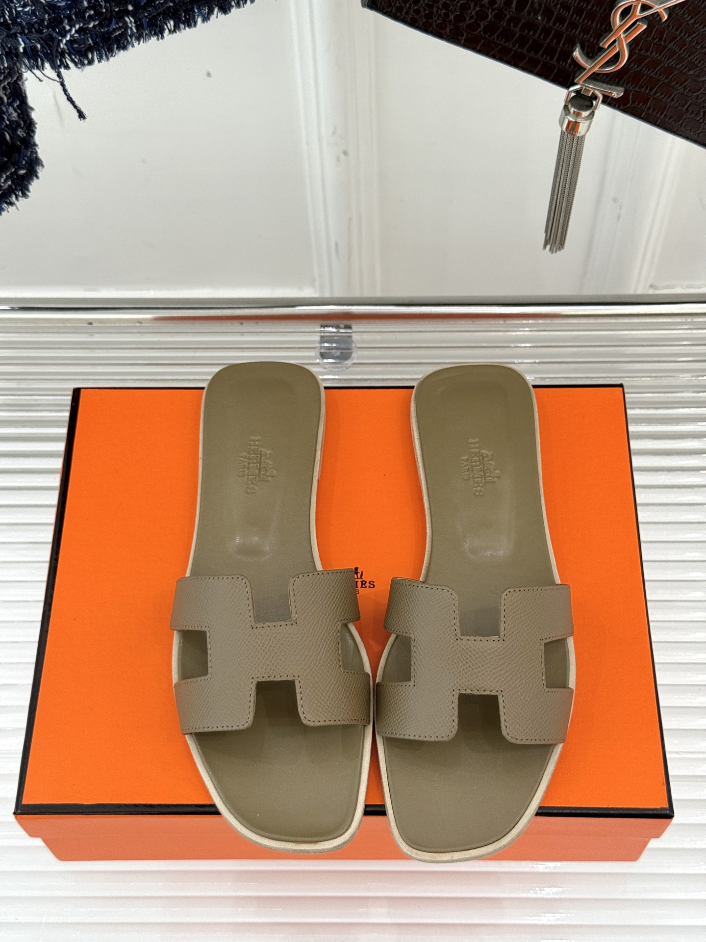 
Hermès/爱马仕经典H平底拖鞋
经典H拖 H家的拖鞋一直是拖鞋的代表款
依旧是经典的H造型 
鞋面