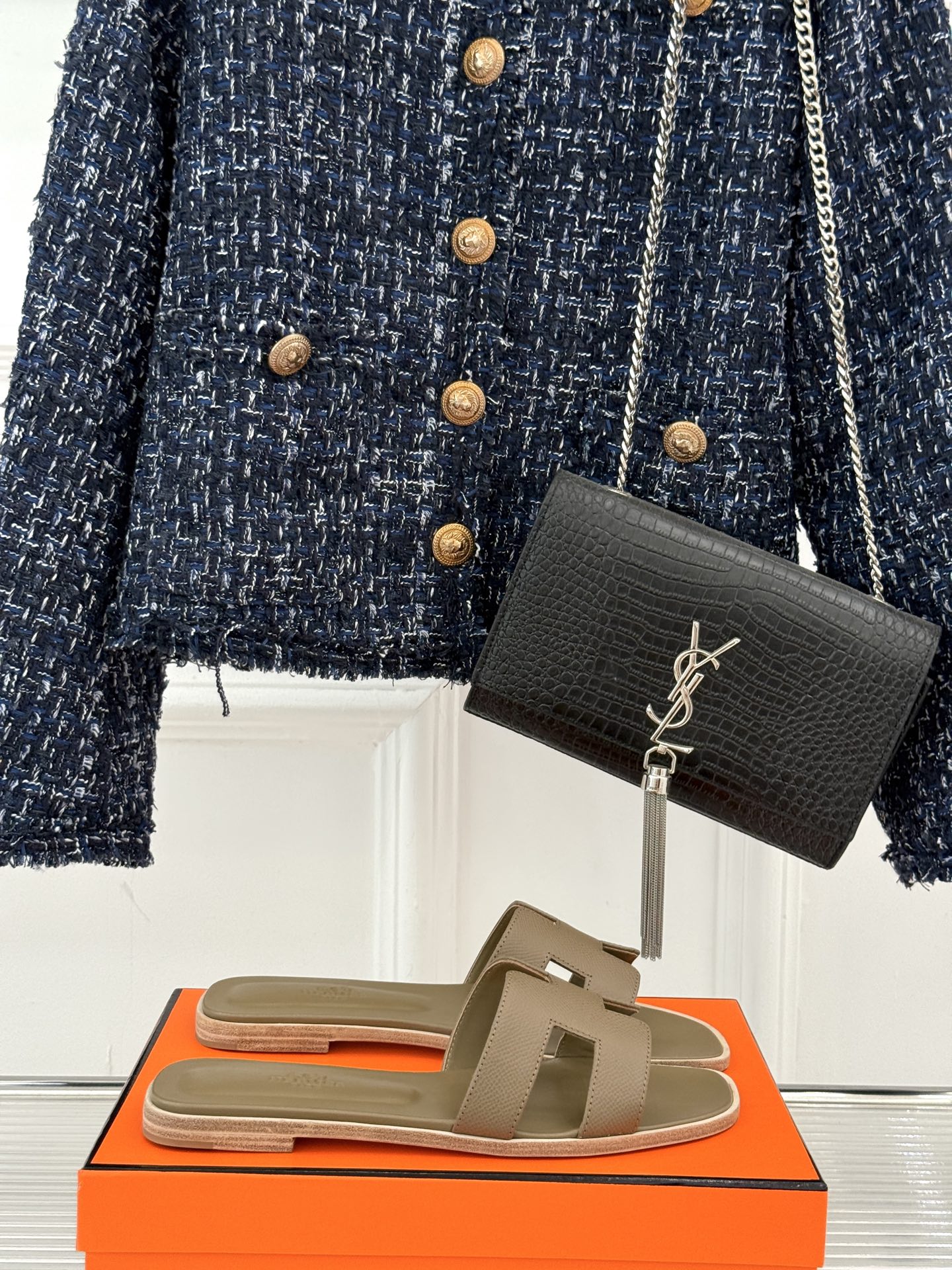 
Hermès/爱马仕经典H平底拖鞋
经典H拖 H家的拖鞋一直是拖鞋的代表款
依旧是经典的H造型 
鞋面