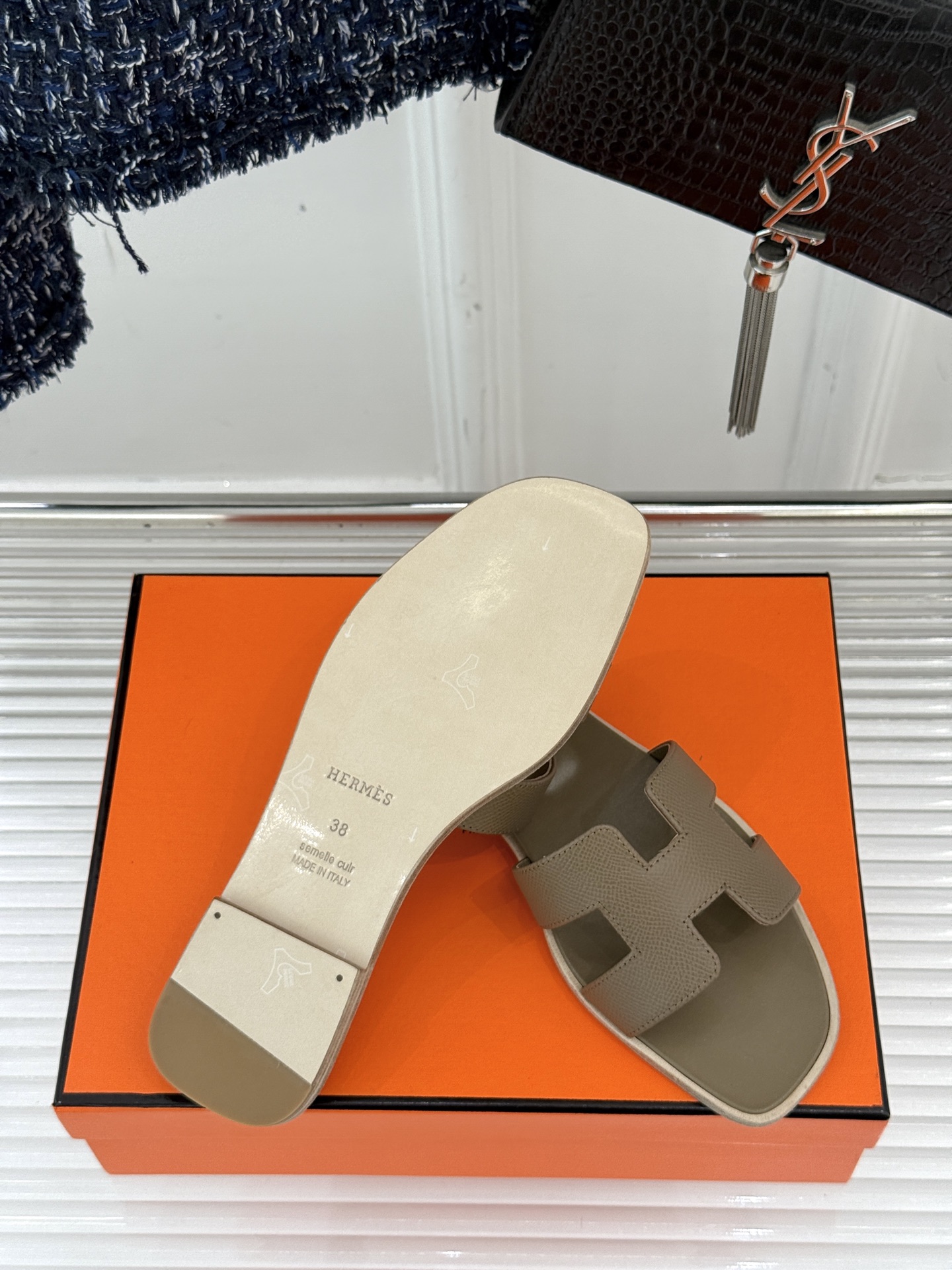 
Hermès/爱马仕经典H平底拖鞋
经典H拖 H家的拖鞋一直是拖鞋的代表款
依旧是经典的H造型 
鞋面