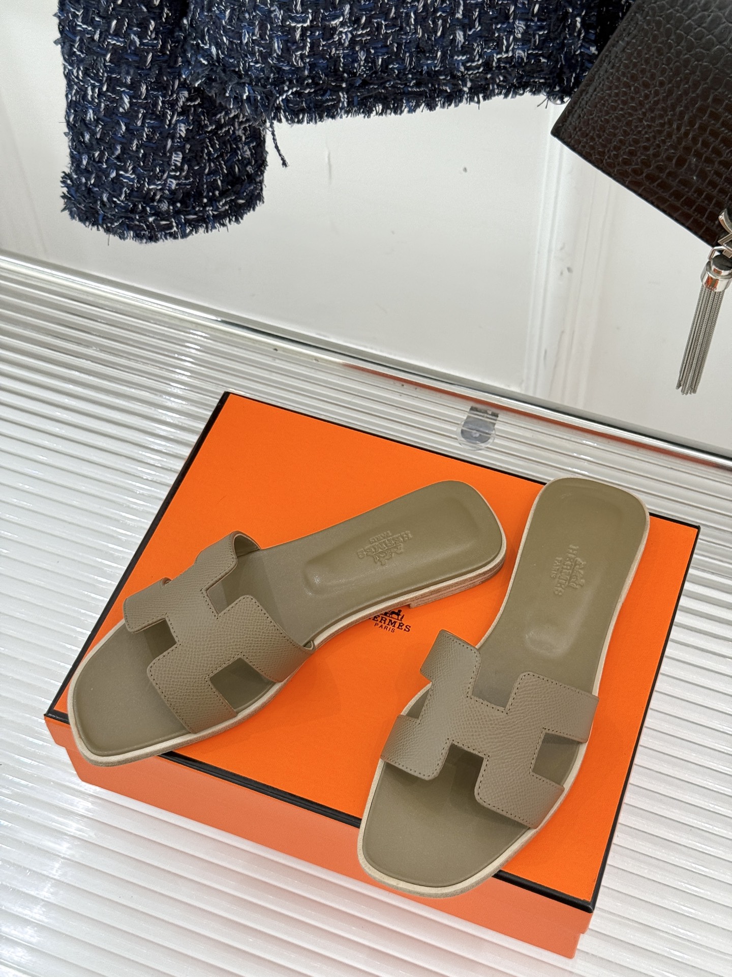 
Hermès/爱马仕经典H平底拖鞋
经典H拖 H家的拖鞋一直是拖鞋的代表款
依旧是经典的H造型 
鞋面