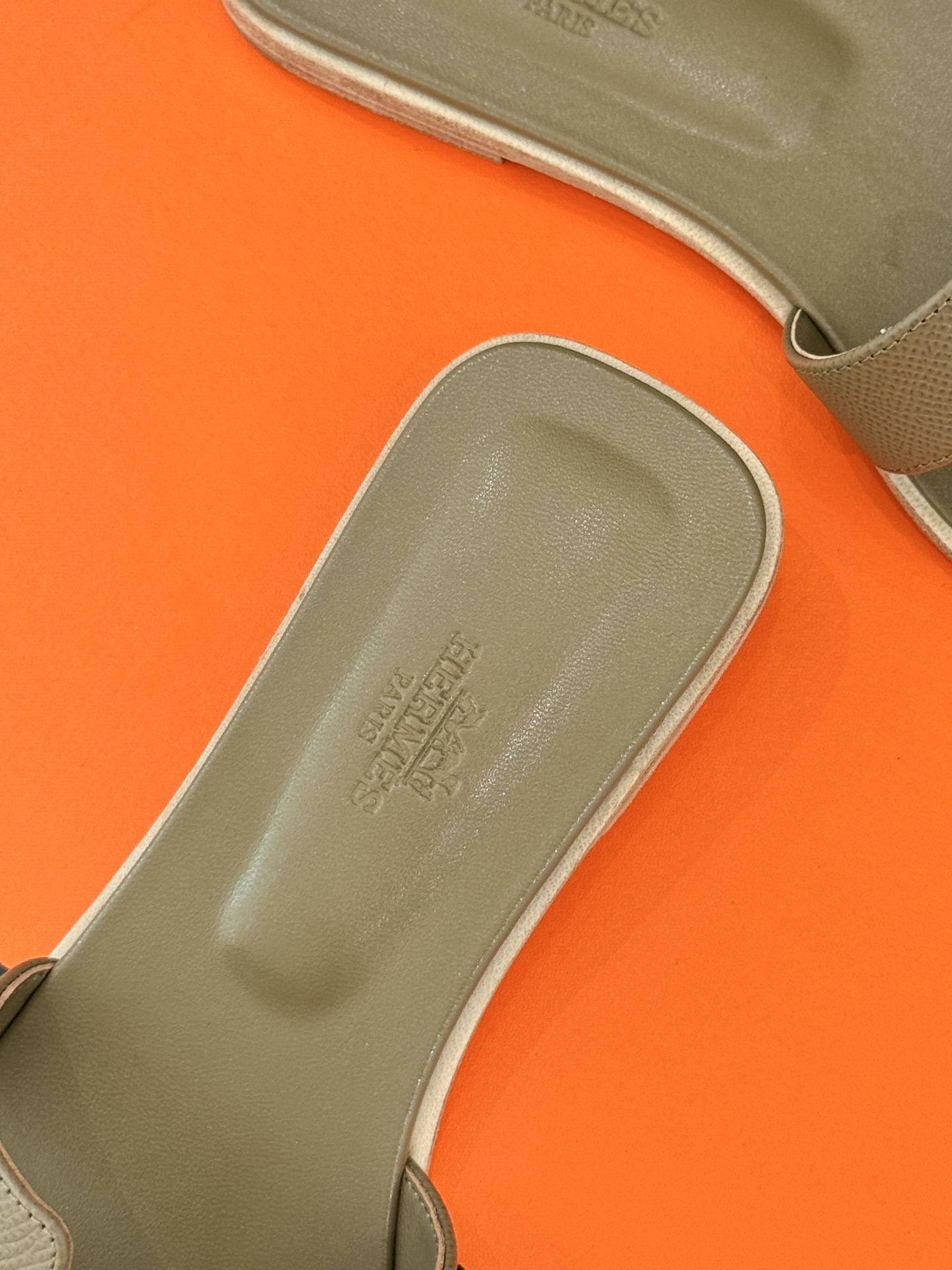 
Hermès/爱马仕经典H平底拖鞋
经典H拖 H家的拖鞋一直是拖鞋的代表款
依旧是经典的H造型 
鞋面