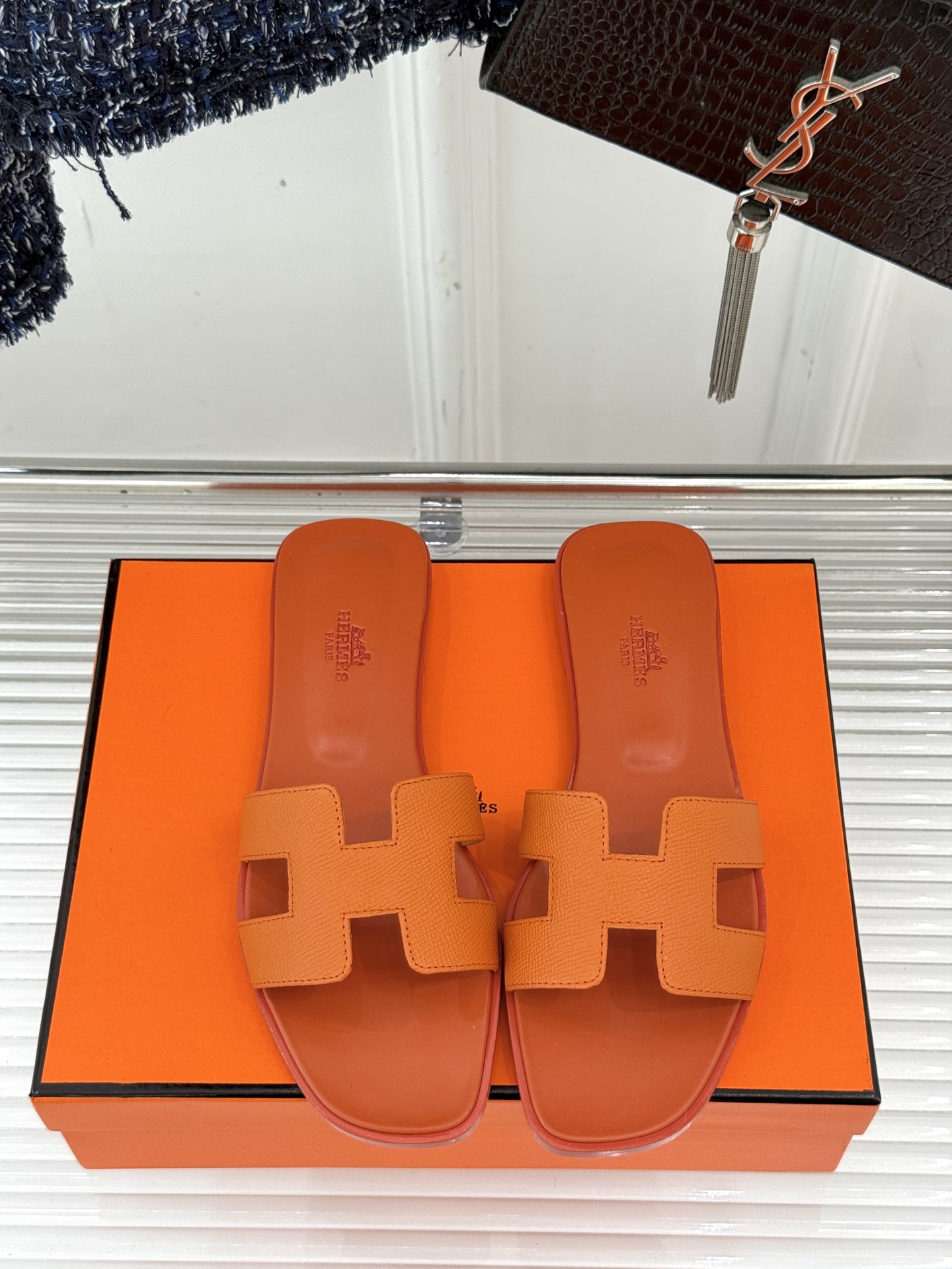 
Hermès/爱马仕经典H平底拖鞋
经典H拖 H家的拖鞋一直是拖鞋的代表款
依旧是经典的H造型 
鞋面