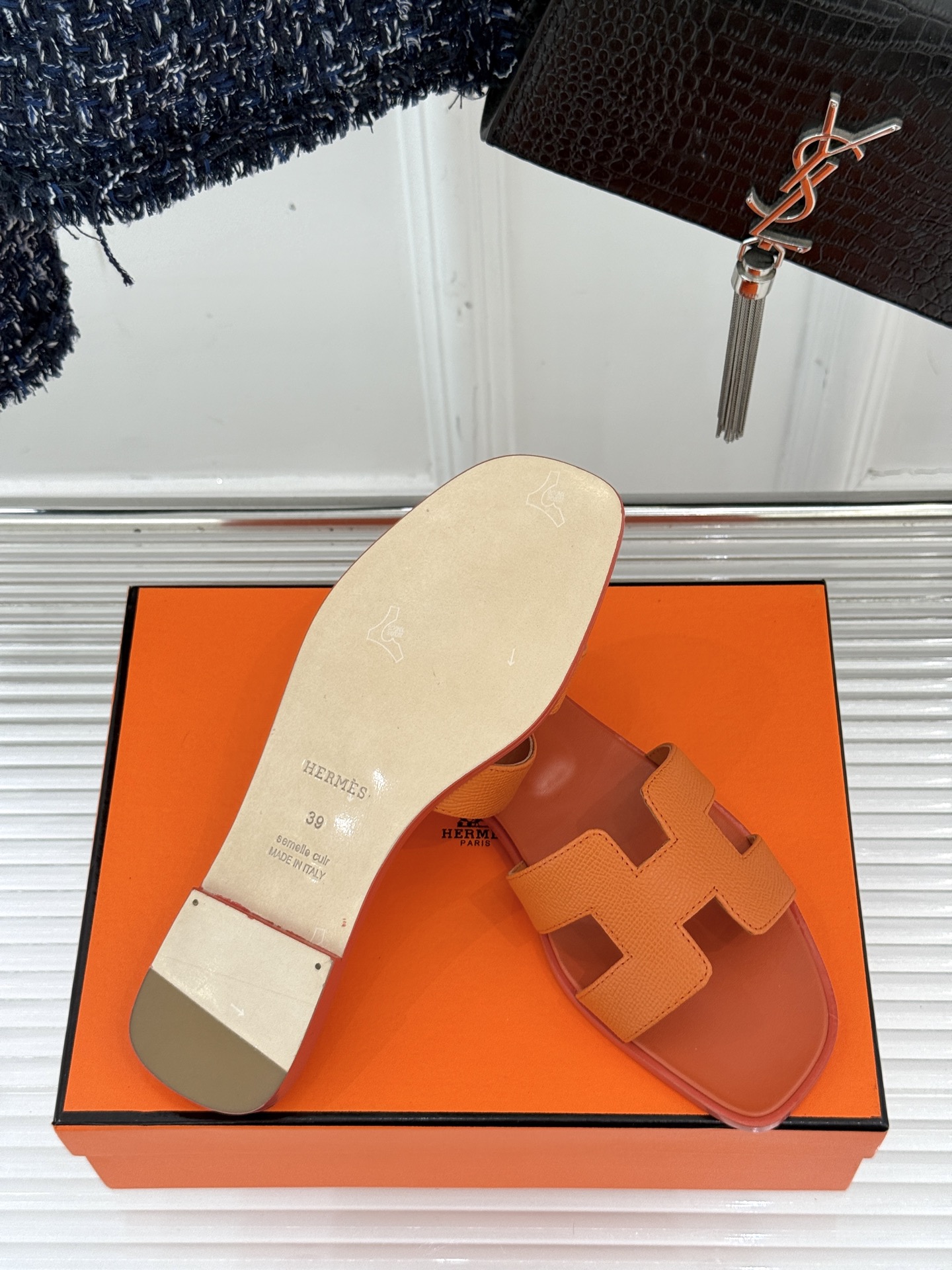 
Hermès/爱马仕经典H平底拖鞋
经典H拖 H家的拖鞋一直是拖鞋的代表款
依旧是经典的H造型 
鞋面