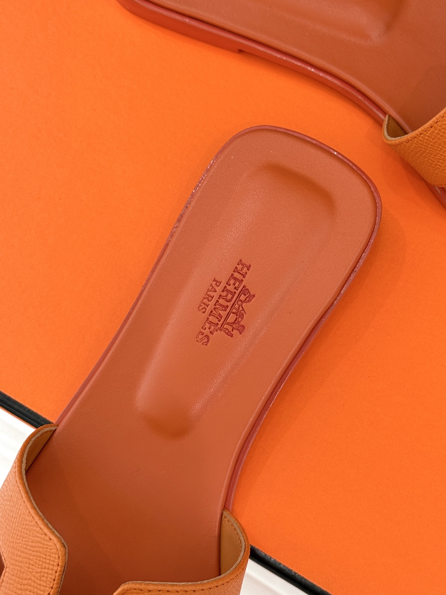
Hermès/爱马仕经典H平底拖鞋
经典H拖 H家的拖鞋一直是拖鞋的代表款
依旧是经典的H造型 
鞋面