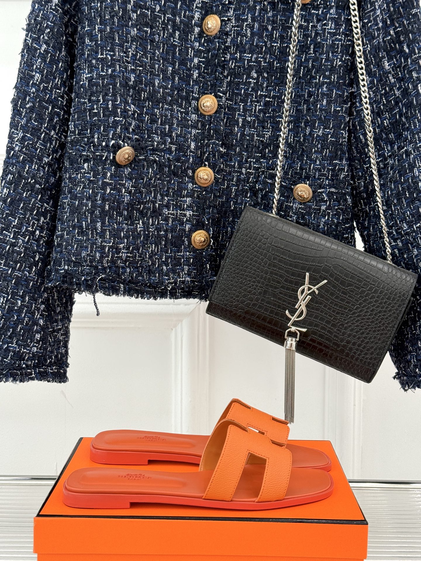 
Hermès/爱马仕经典H平底拖鞋
经典H拖 H家的拖鞋一直是拖鞋的代表款
依旧是经典的H造型 
鞋面
