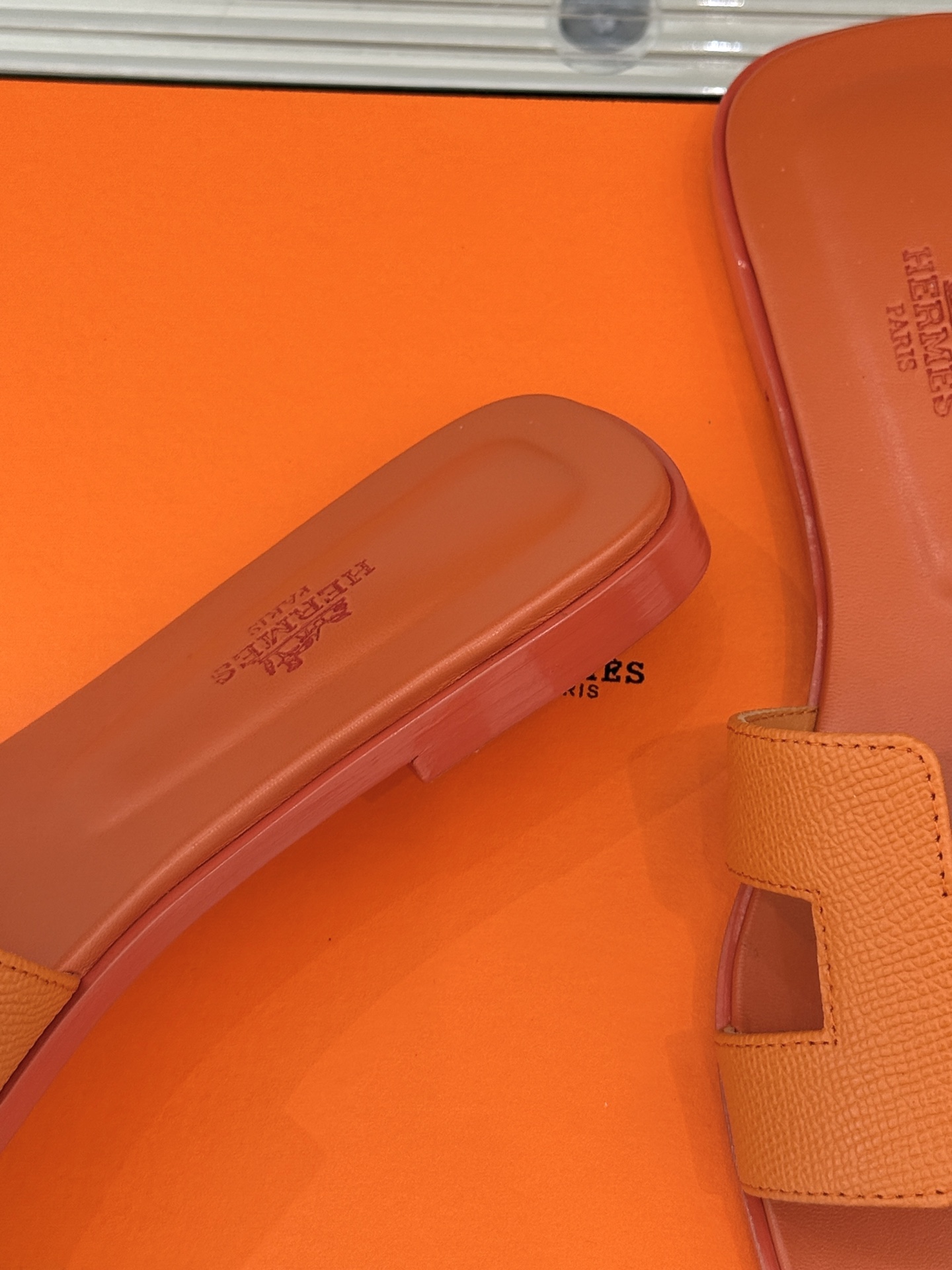 
Hermès/爱马仕经典H平底拖鞋
经典H拖 H家的拖鞋一直是拖鞋的代表款
依旧是经典的H造型 
鞋面