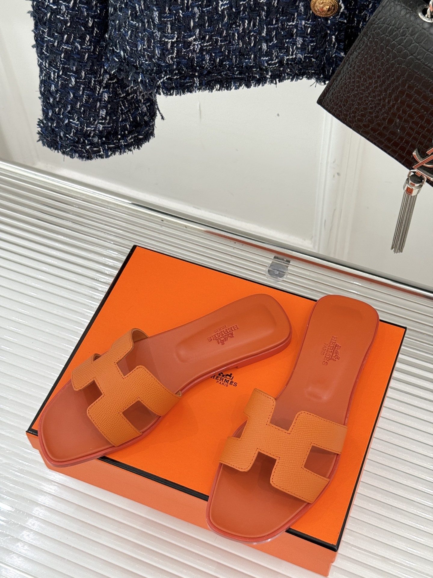 
Hermès/爱马仕经典H平底拖鞋
经典H拖 H家的拖鞋一直是拖鞋的代表款
依旧是经典的H造型 
鞋面