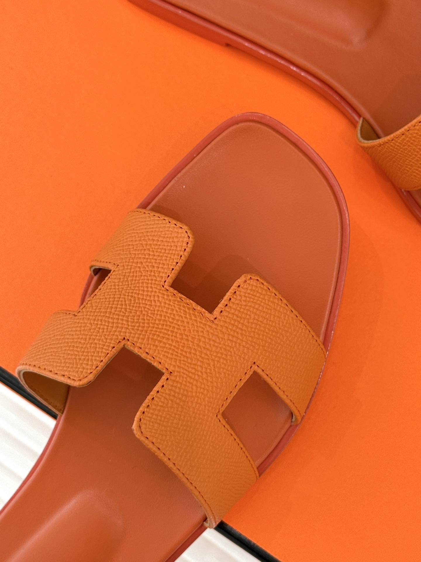 
Hermès/爱马仕经典H平底拖鞋
经典H拖 H家的拖鞋一直是拖鞋的代表款
依旧是经典的H造型 
鞋面