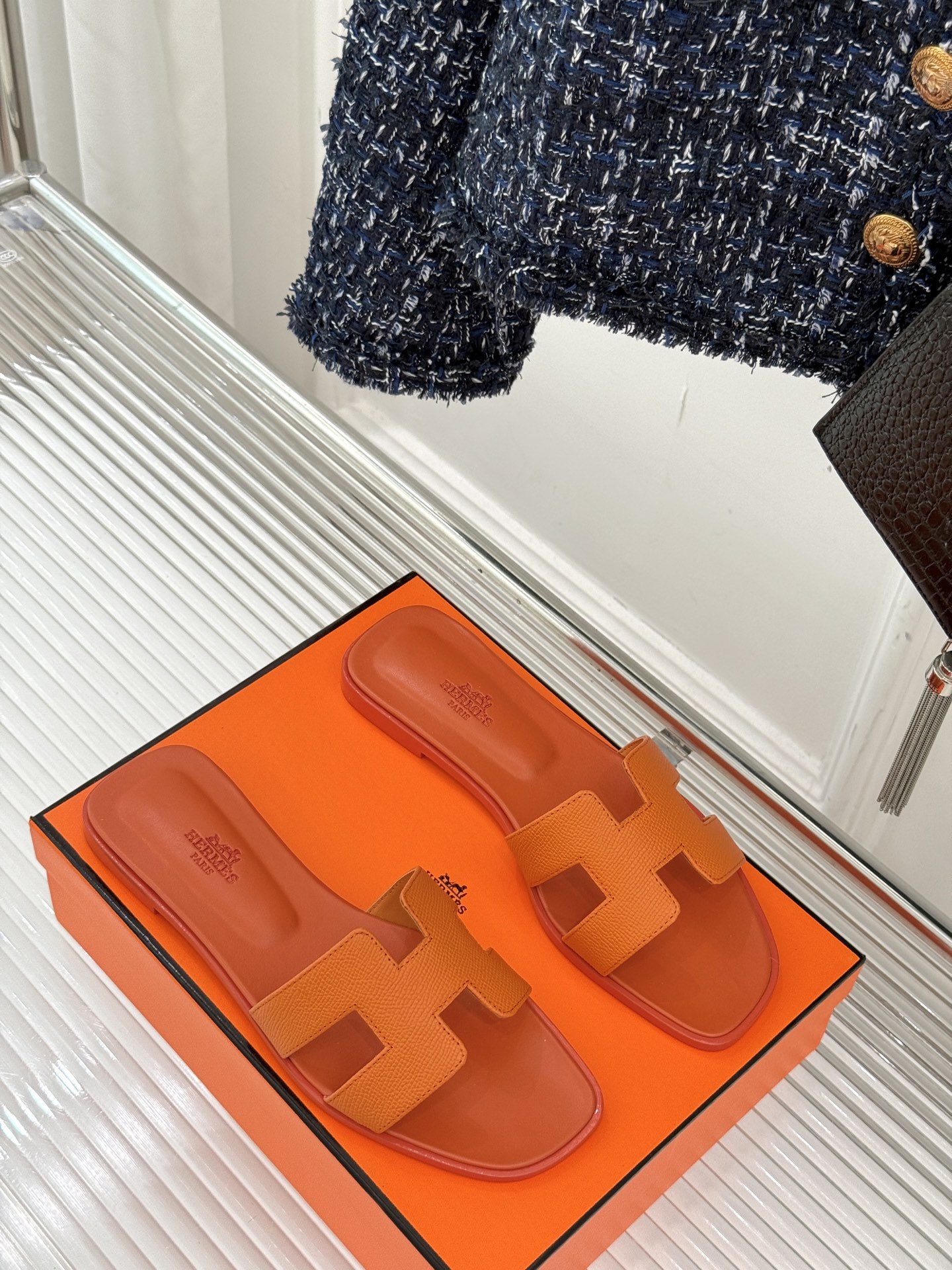 
Hermès/爱马仕经典H平底拖鞋
经典H拖 H家的拖鞋一直是拖鞋的代表款
依旧是经典的H造型 
鞋面