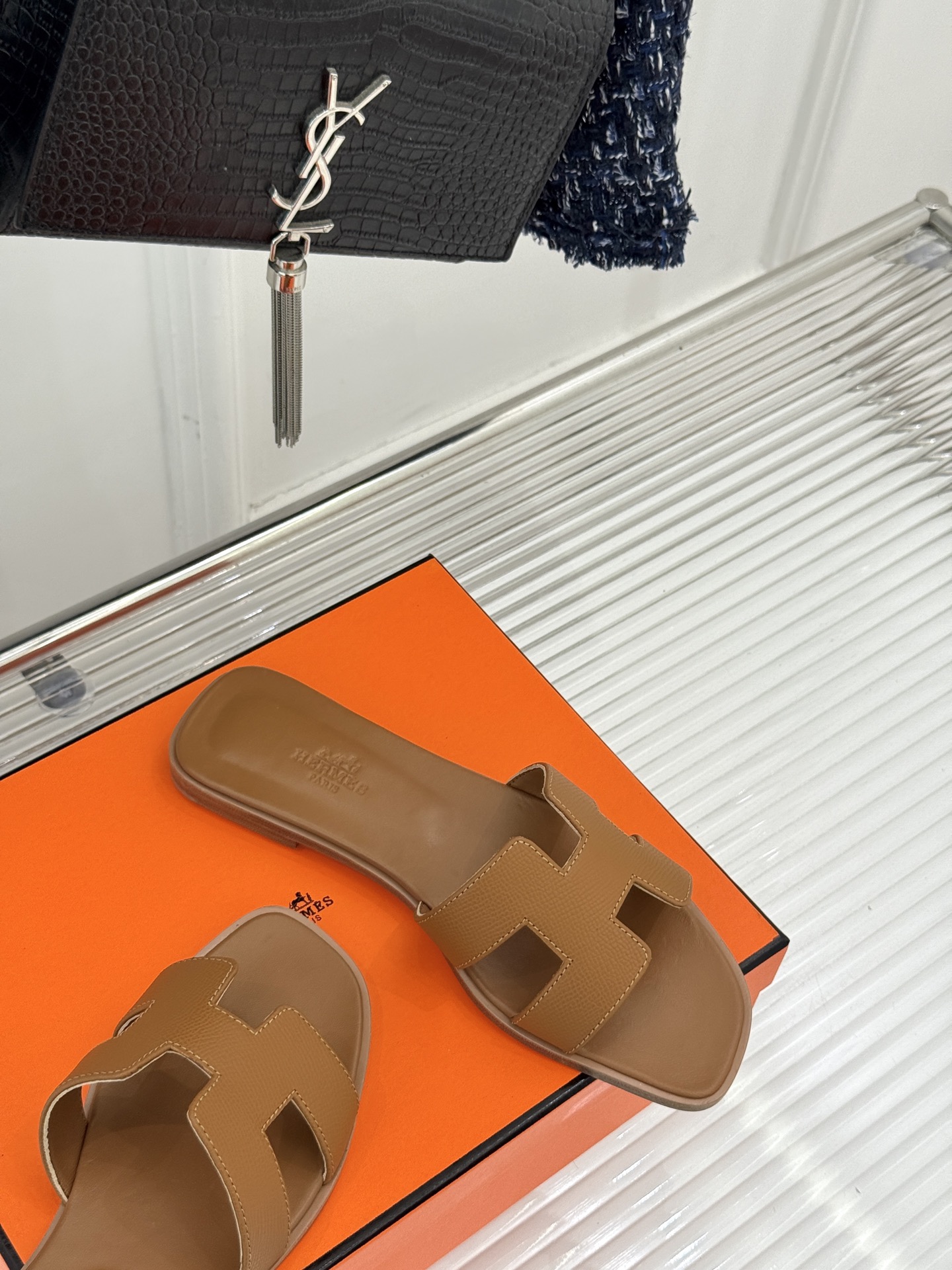 
Hermès/爱马仕经典H平底拖鞋
经典H拖 H家的拖鞋一直是拖鞋的代表款
依旧是经典的H造型 
鞋面