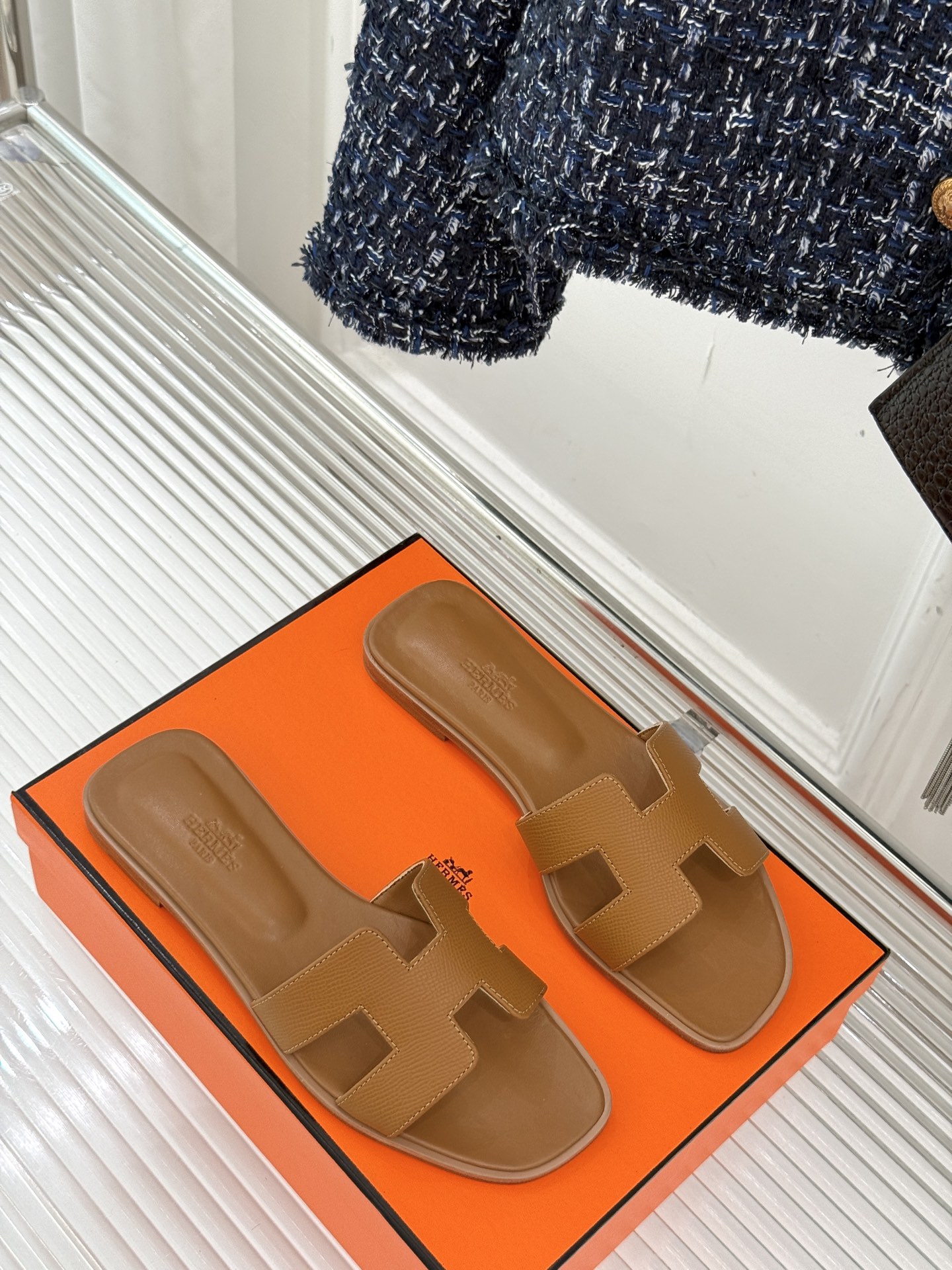 
Hermès/爱马仕经典H平底拖鞋
经典H拖 H家的拖鞋一直是拖鞋的代表款
依旧是经典的H造型 
鞋面
