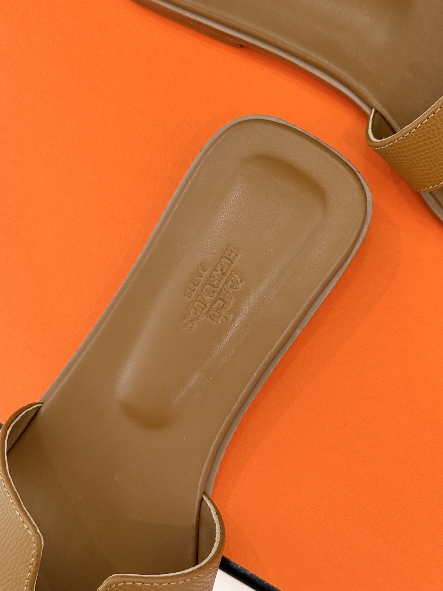 
Hermès/爱马仕经典H平底拖鞋
经典H拖 H家的拖鞋一直是拖鞋的代表款
依旧是经典的H造型 
鞋面