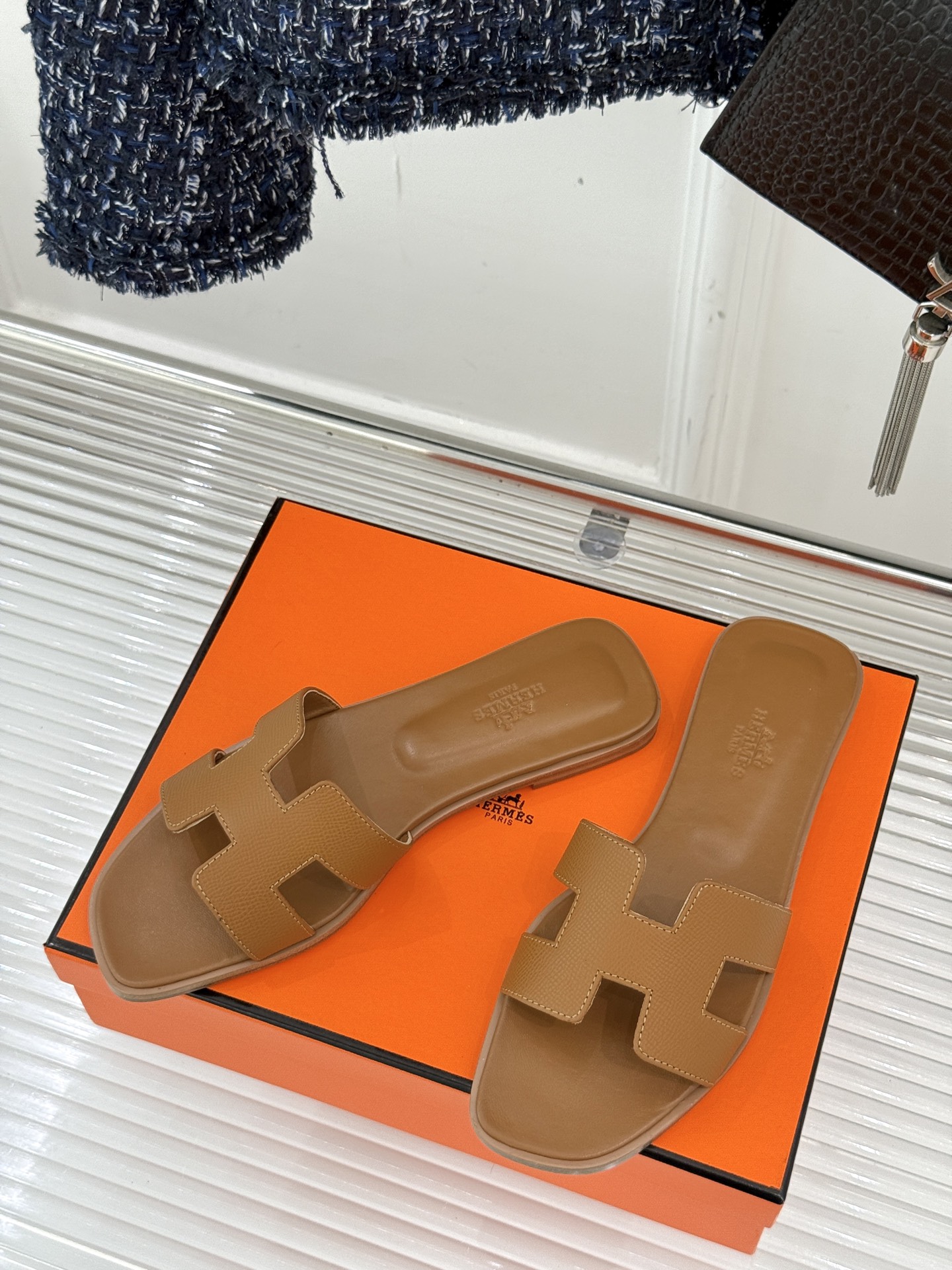 
Hermès/爱马仕经典H平底拖鞋
经典H拖 H家的拖鞋一直是拖鞋的代表款
依旧是经典的H造型 
鞋面