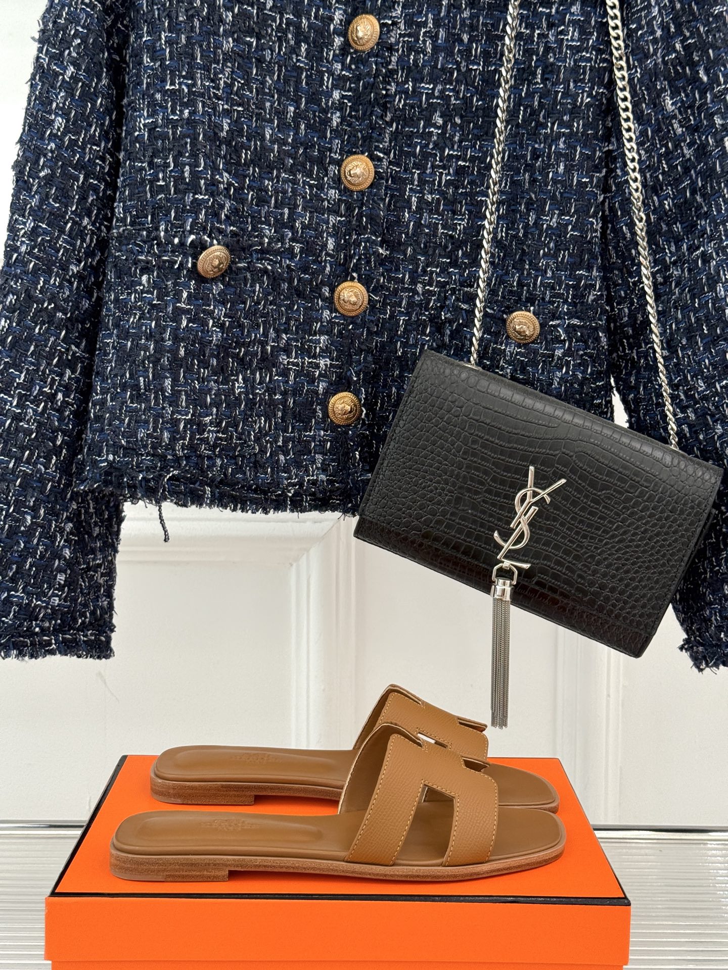 
Hermès/爱马仕经典H平底拖鞋
经典H拖 H家的拖鞋一直是拖鞋的代表款
依旧是经典的H造型 
鞋面