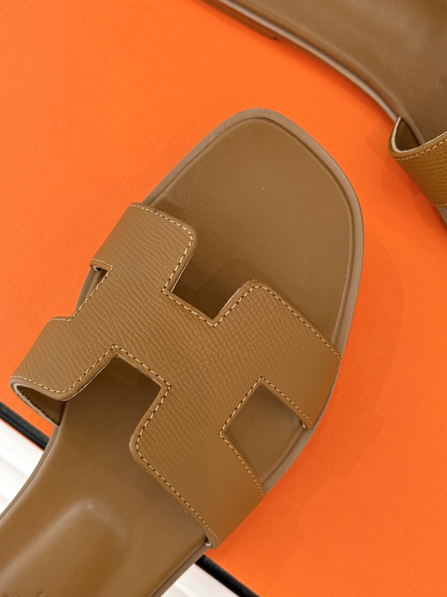 
Hermès/爱马仕经典H平底拖鞋
经典H拖 H家的拖鞋一直是拖鞋的代表款
依旧是经典的H造型 
鞋面