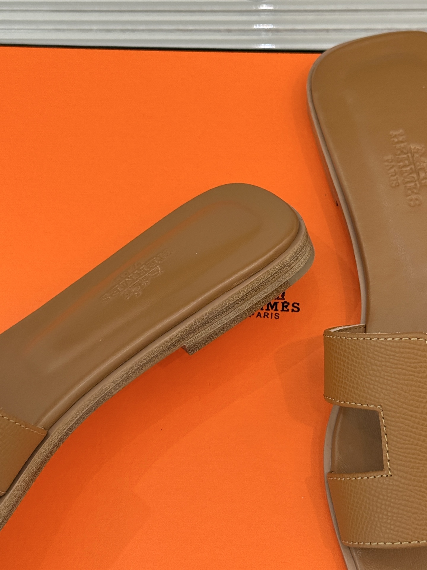 
Hermès/爱马仕经典H平底拖鞋
经典H拖 H家的拖鞋一直是拖鞋的代表款
依旧是经典的H造型 
鞋面