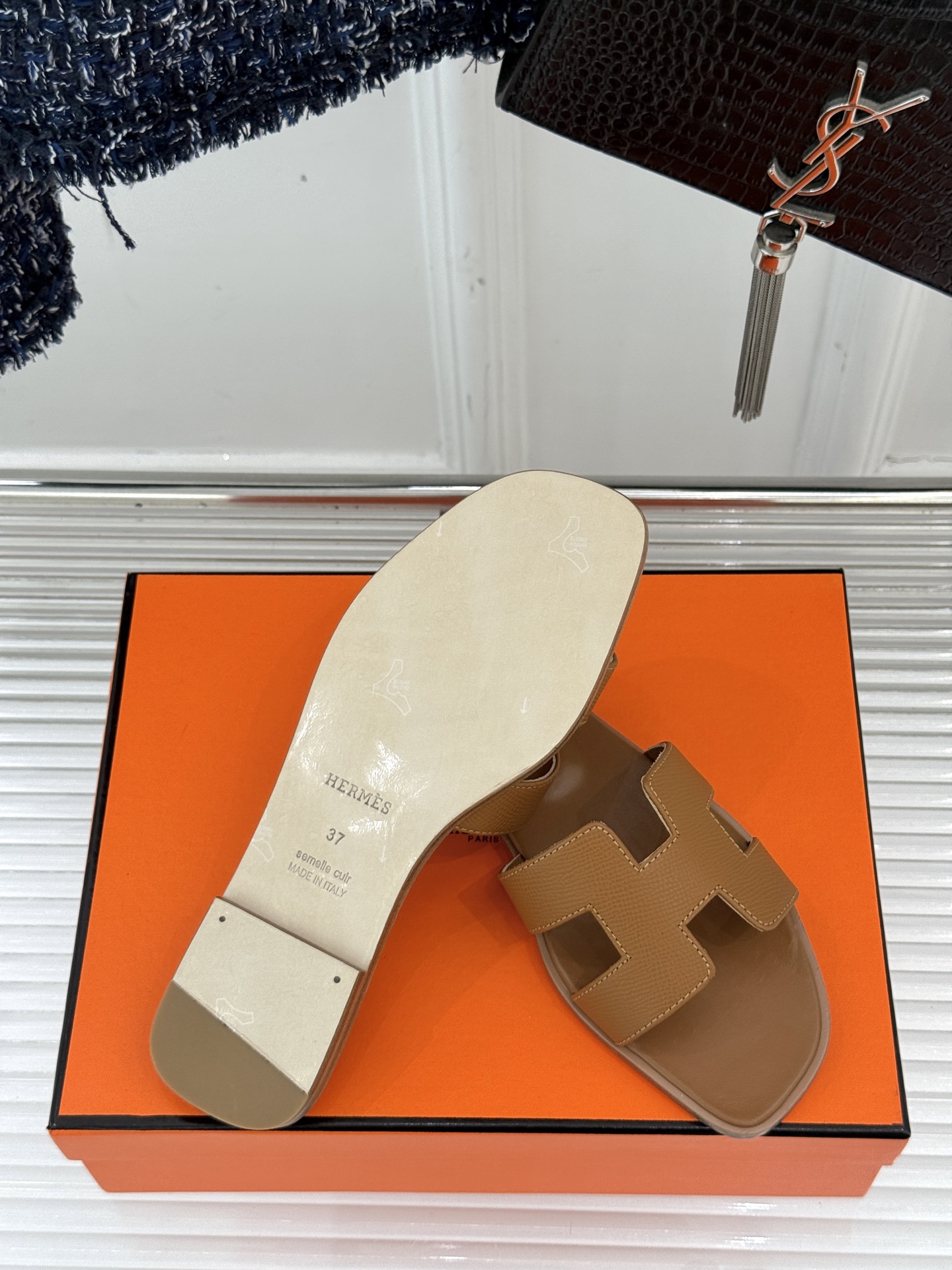 
Hermès/爱马仕经典H平底拖鞋
经典H拖 H家的拖鞋一直是拖鞋的代表款
依旧是经典的H造型 
鞋面