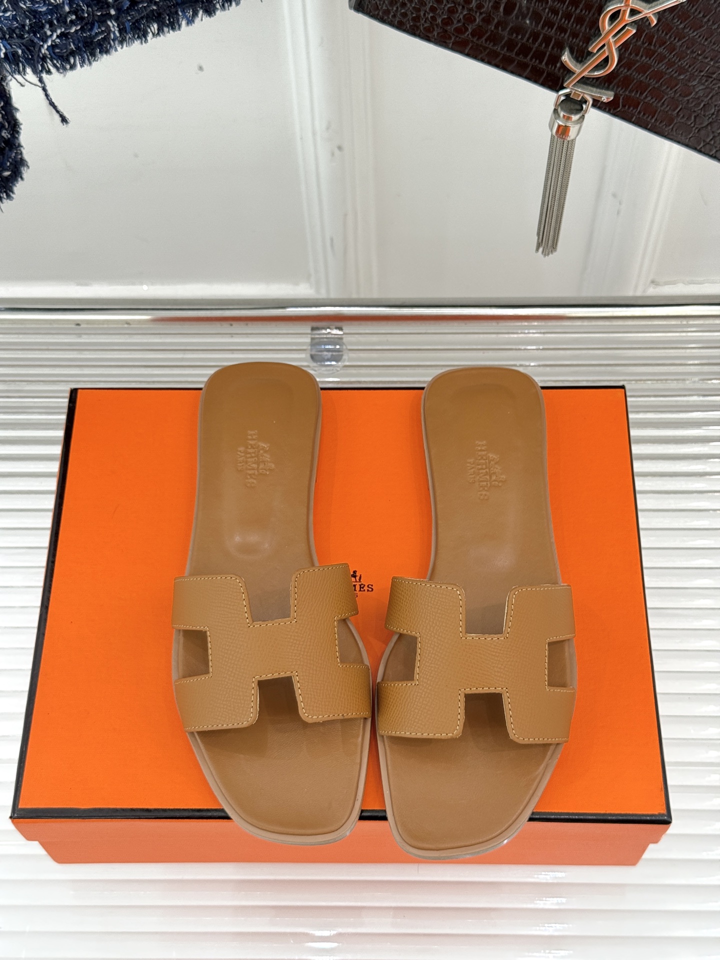 
Hermès/爱马仕经典H平底拖鞋
经典H拖 H家的拖鞋一直是拖鞋的代表款
依旧是经典的H造型 
鞋面