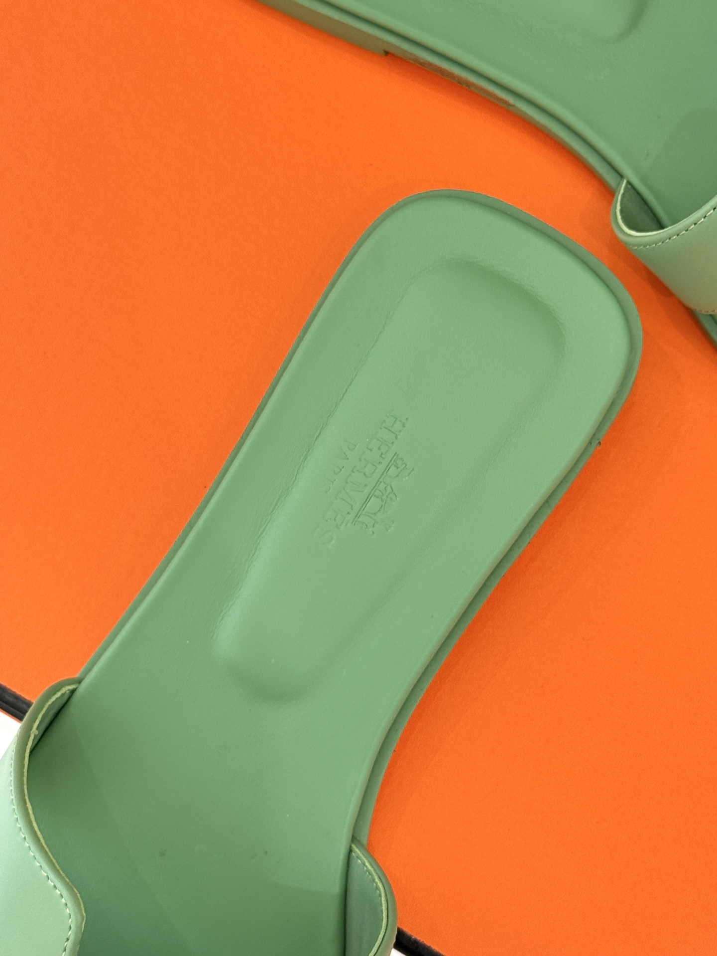 
Hermès/爱马仕经典H平底拖鞋
经典H拖 H家的拖鞋一直是拖鞋的代表款
依旧是经典的H造型 
鞋面
