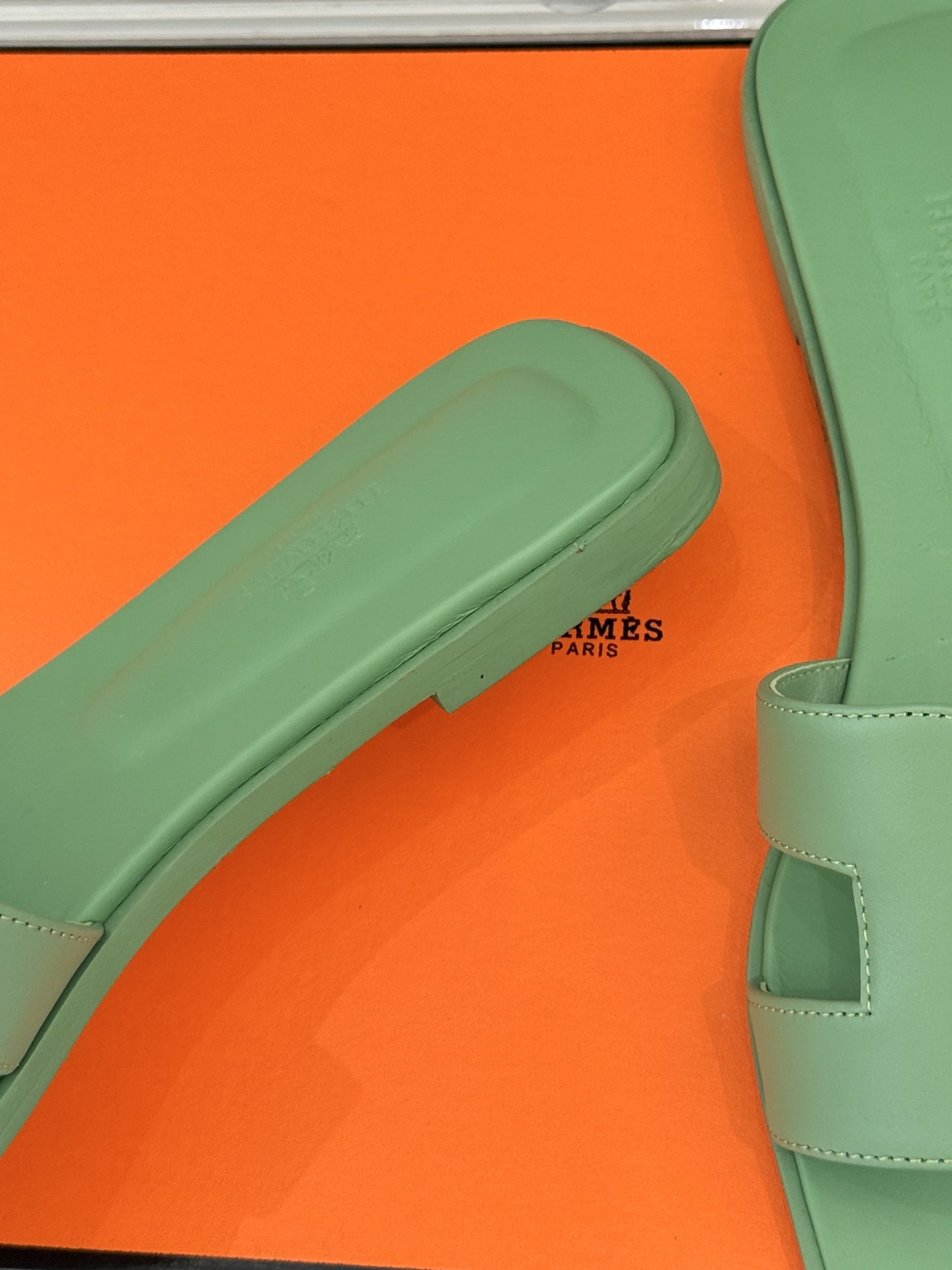 
Hermès/爱马仕经典H平底拖鞋
经典H拖 H家的拖鞋一直是拖鞋的代表款
依旧是经典的H造型 
鞋面