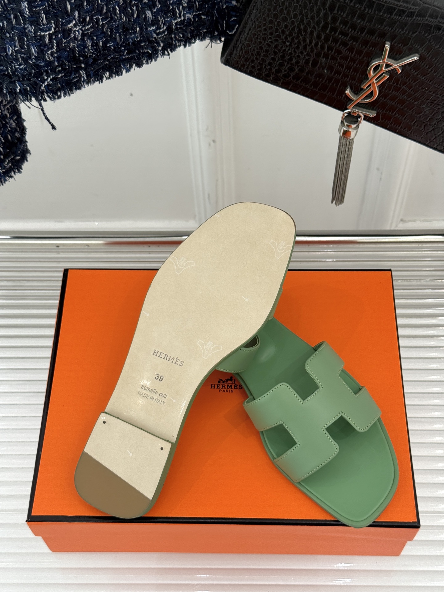
Hermès/爱马仕经典H平底拖鞋
经典H拖 H家的拖鞋一直是拖鞋的代表款
依旧是经典的H造型 
鞋面