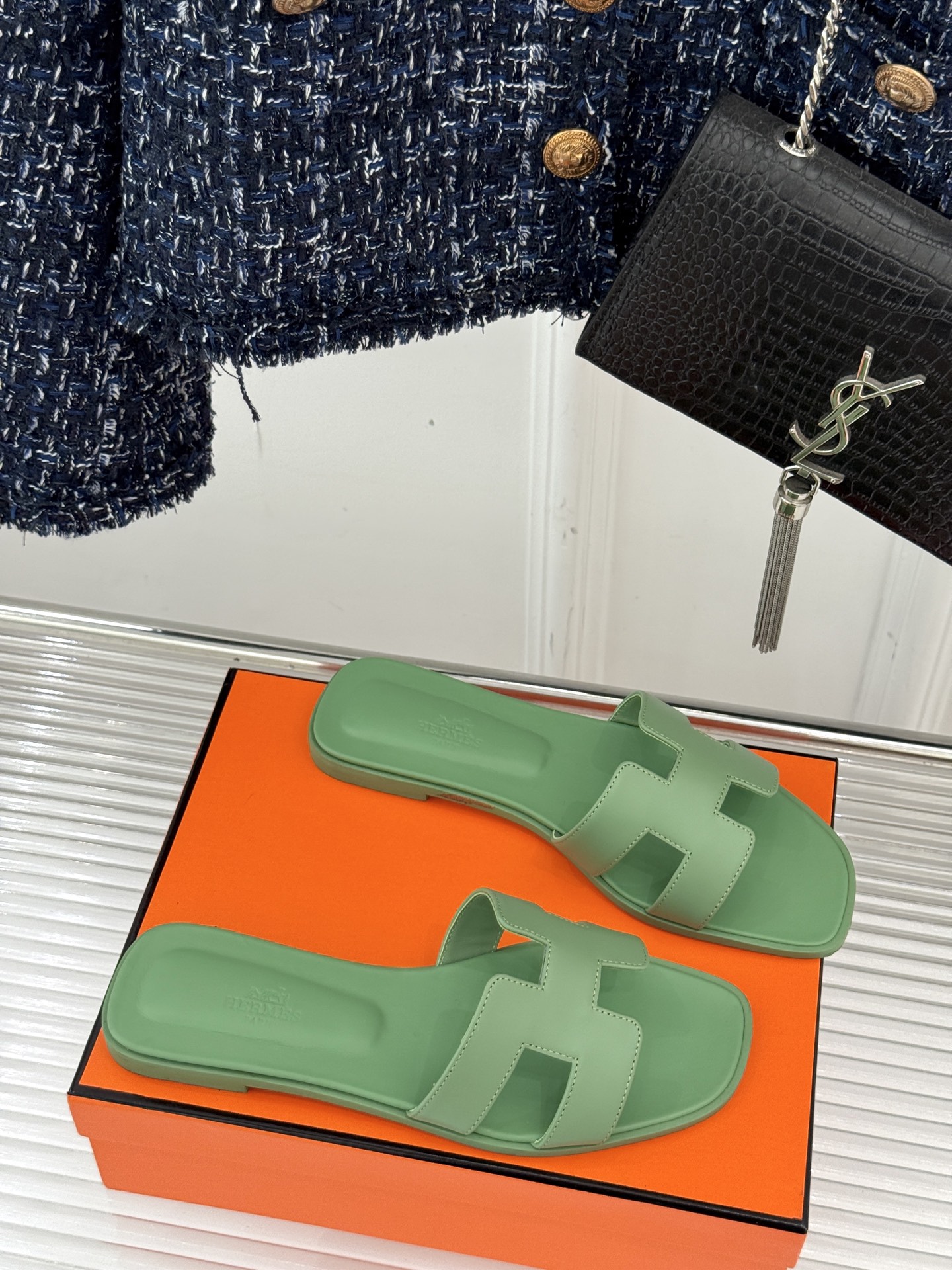 
Hermès/爱马仕经典H平底拖鞋
经典H拖 H家的拖鞋一直是拖鞋的代表款
依旧是经典的H造型 
鞋面