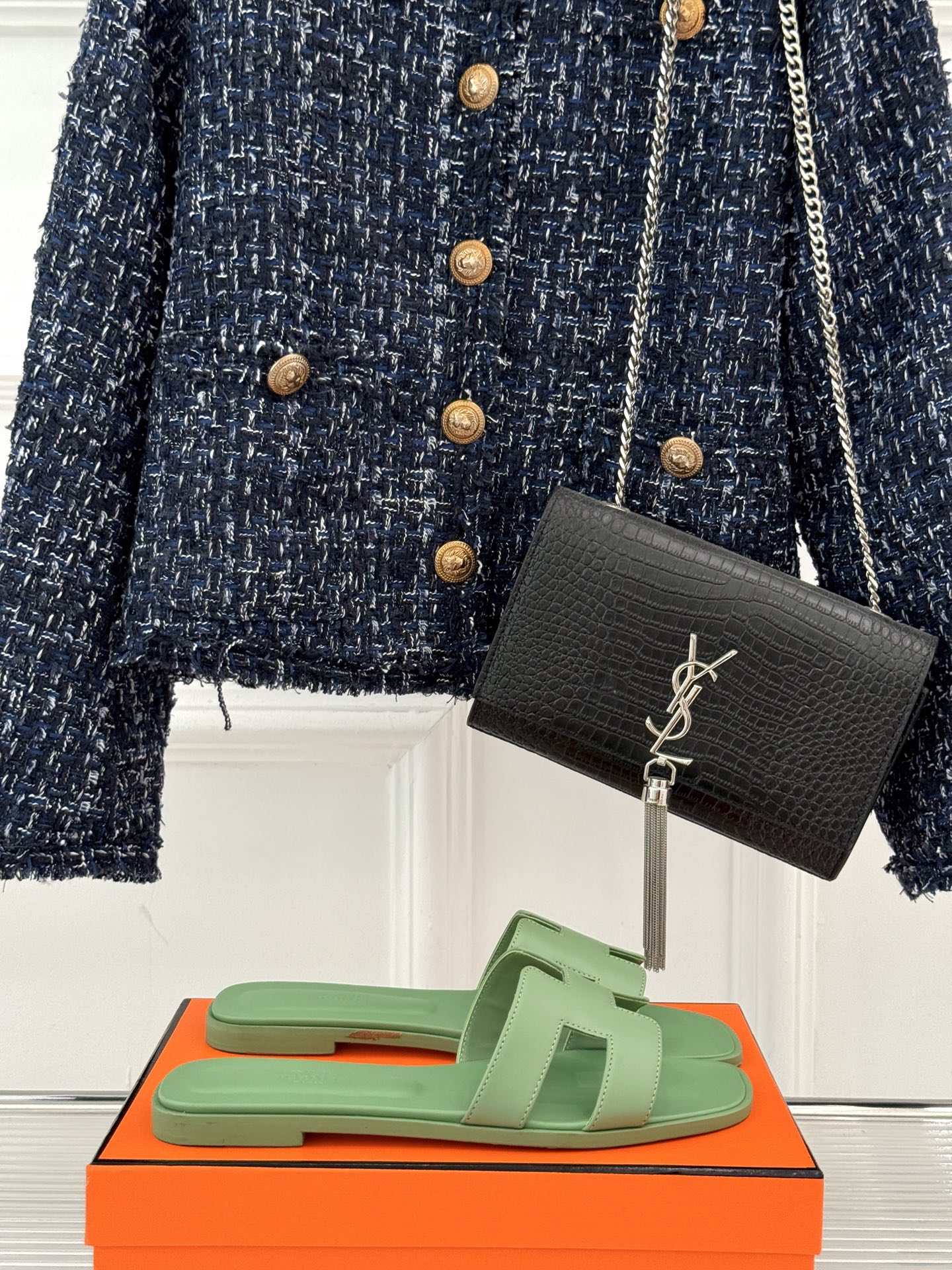 
Hermès/爱马仕经典H平底拖鞋
经典H拖 H家的拖鞋一直是拖鞋的代表款
依旧是经典的H造型 
鞋面