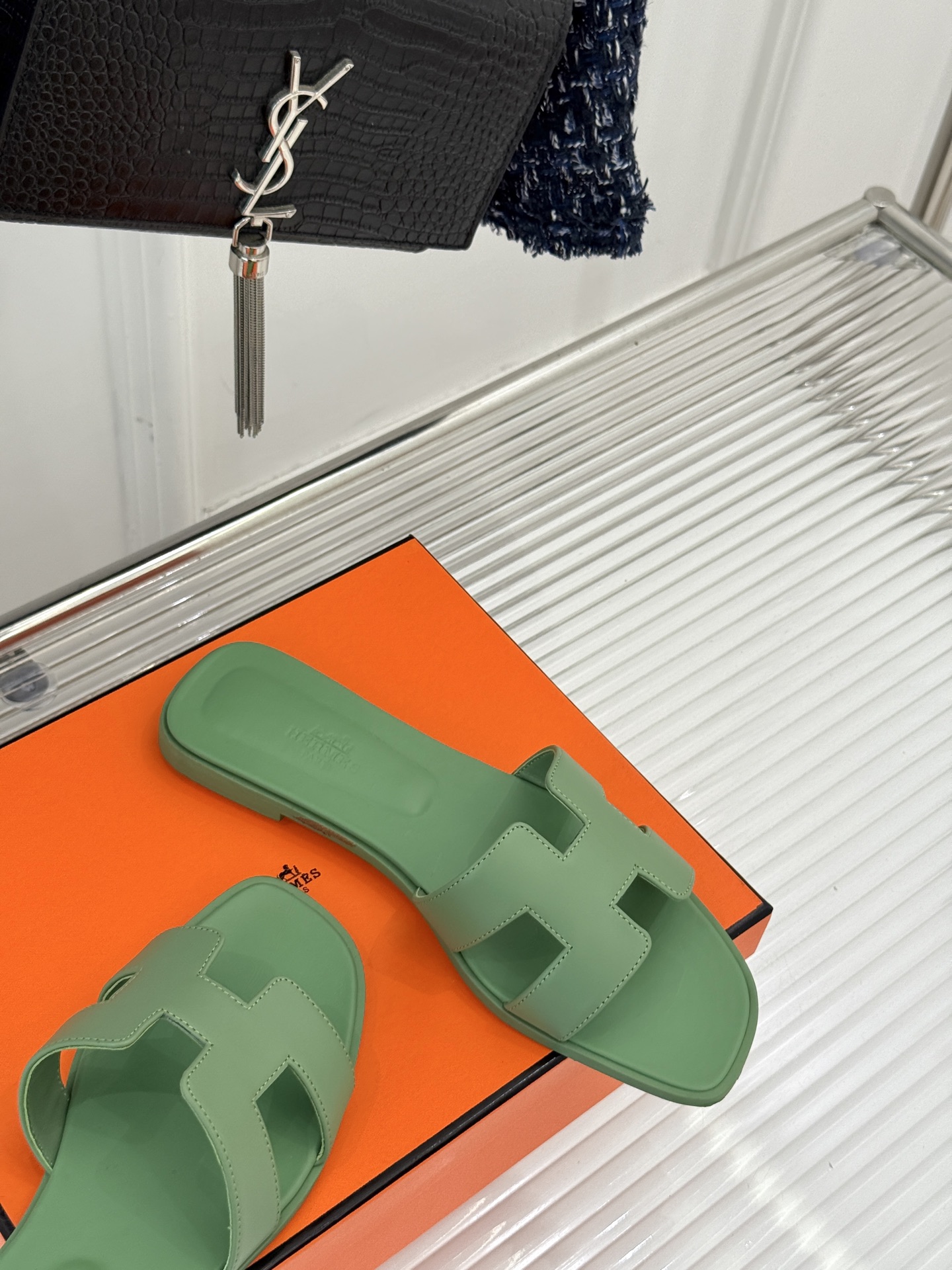 
Hermès/爱马仕经典H平底拖鞋
经典H拖 H家的拖鞋一直是拖鞋的代表款
依旧是经典的H造型 
鞋面