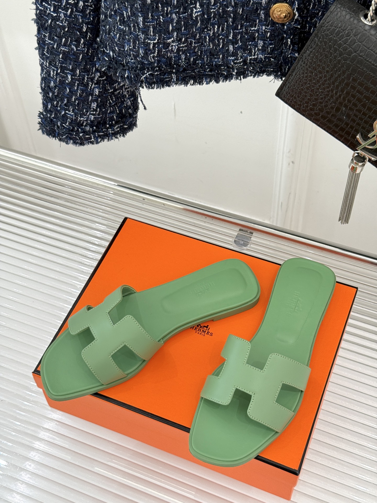 
Hermès/爱马仕经典H平底拖鞋
经典H拖 H家的拖鞋一直是拖鞋的代表款
依旧是经典的H造型 
鞋面