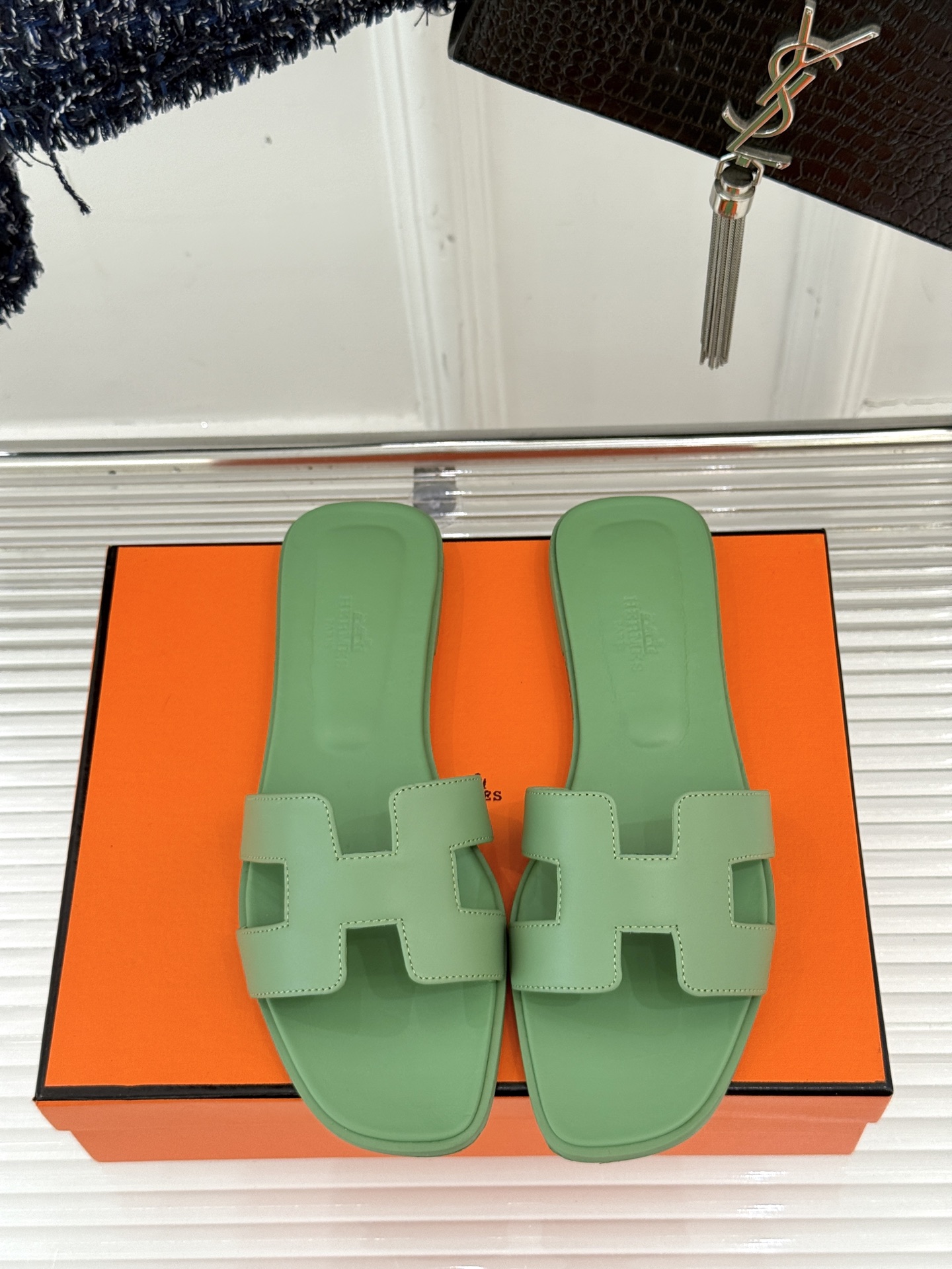 
Hermès/爱马仕经典H平底拖鞋
经典H拖 H家的拖鞋一直是拖鞋的代表款
依旧是经典的H造型 
鞋面
