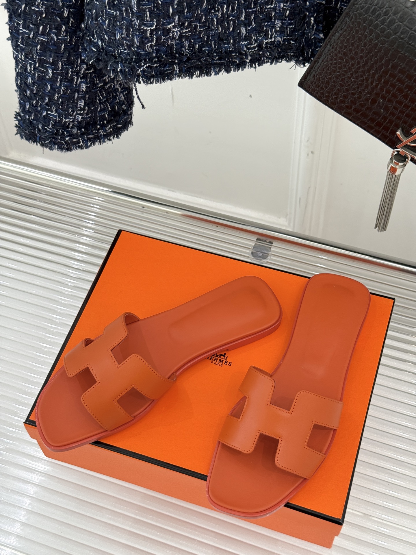 
Hermès/爱马仕经典H平底拖鞋
经典H拖 H家的拖鞋一直是拖鞋的代表款
依旧是经典的H造型 
鞋面