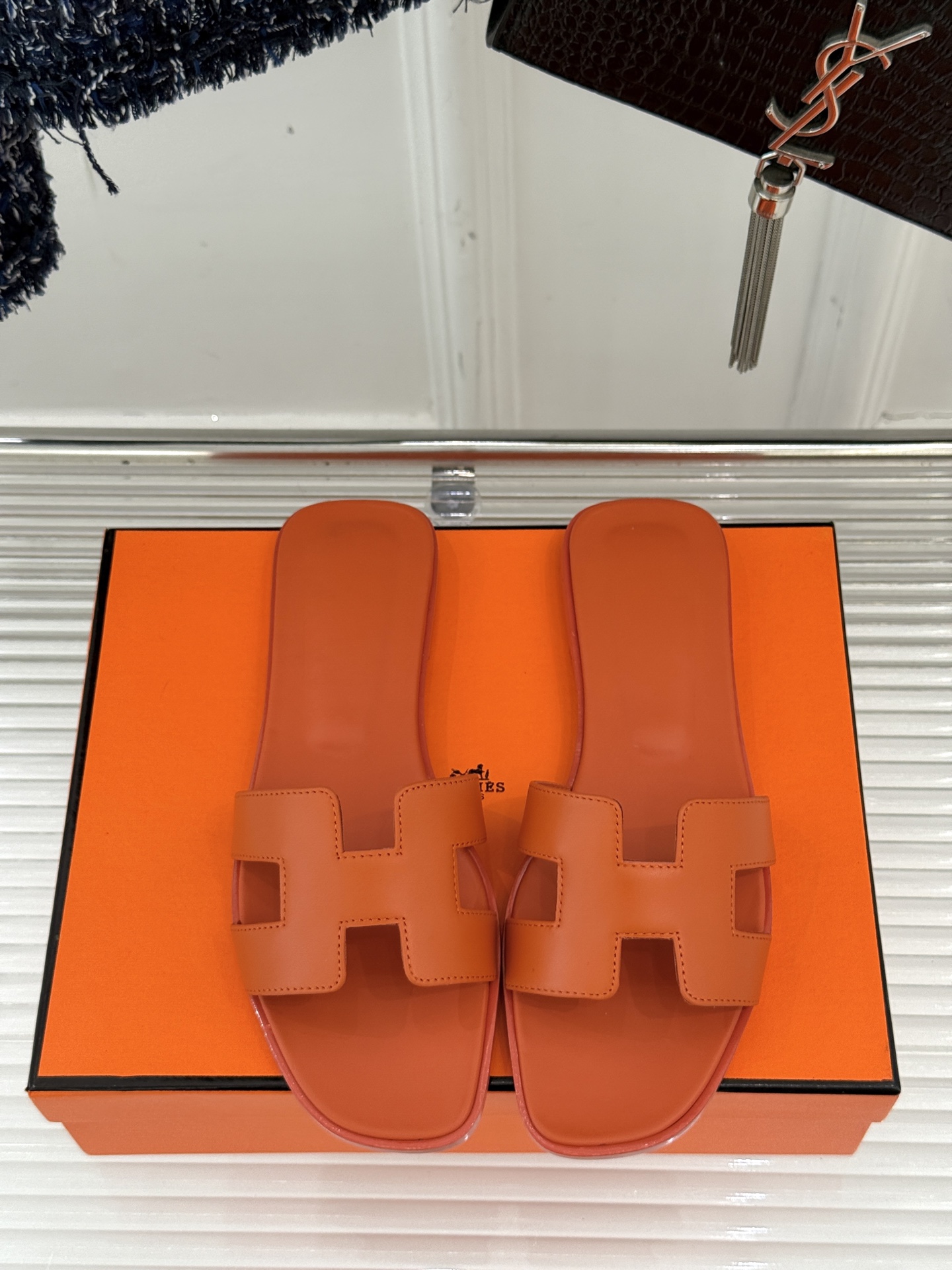 
Hermès/爱马仕经典H平底拖鞋
经典H拖 H家的拖鞋一直是拖鞋的代表款
依旧是经典的H造型 
鞋面