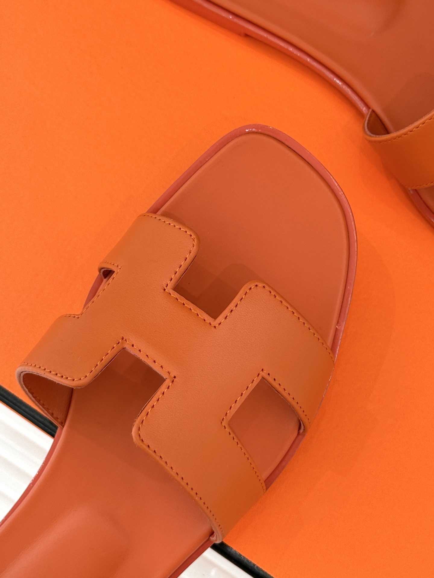
Hermès/爱马仕经典H平底拖鞋
经典H拖 H家的拖鞋一直是拖鞋的代表款
依旧是经典的H造型 
鞋面