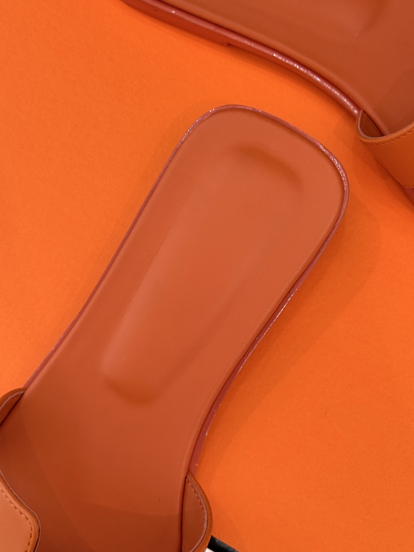 
Hermès/爱马仕经典H平底拖鞋
经典H拖 H家的拖鞋一直是拖鞋的代表款
依旧是经典的H造型 
鞋面