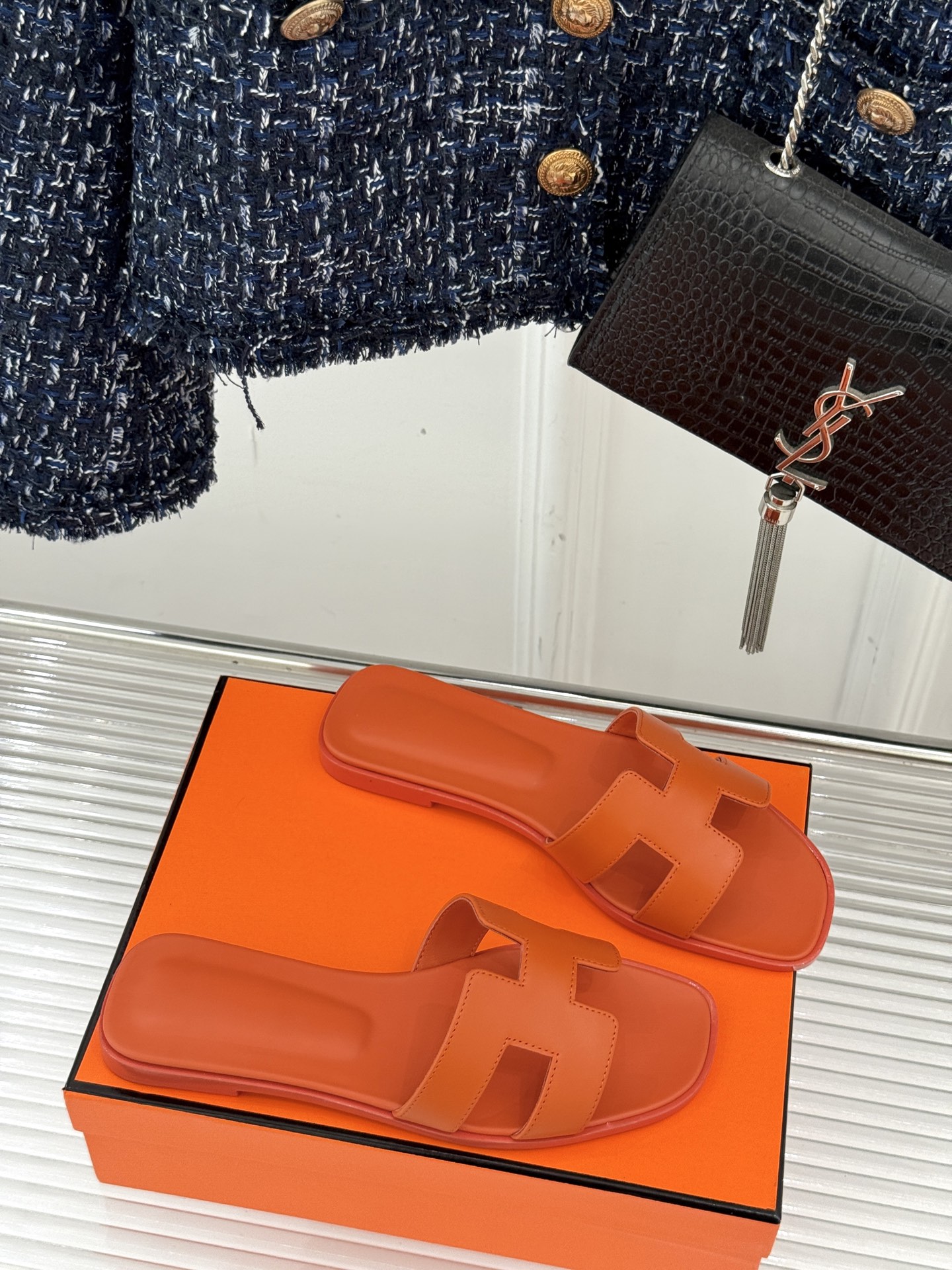 
Hermès/爱马仕经典H平底拖鞋
经典H拖 H家的拖鞋一直是拖鞋的代表款
依旧是经典的H造型 
鞋面