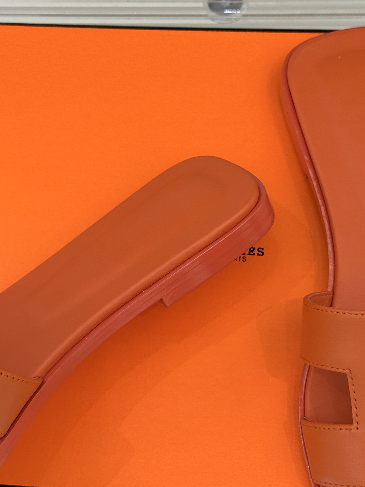 
Hermès/爱马仕经典H平底拖鞋
经典H拖 H家的拖鞋一直是拖鞋的代表款
依旧是经典的H造型 
鞋面