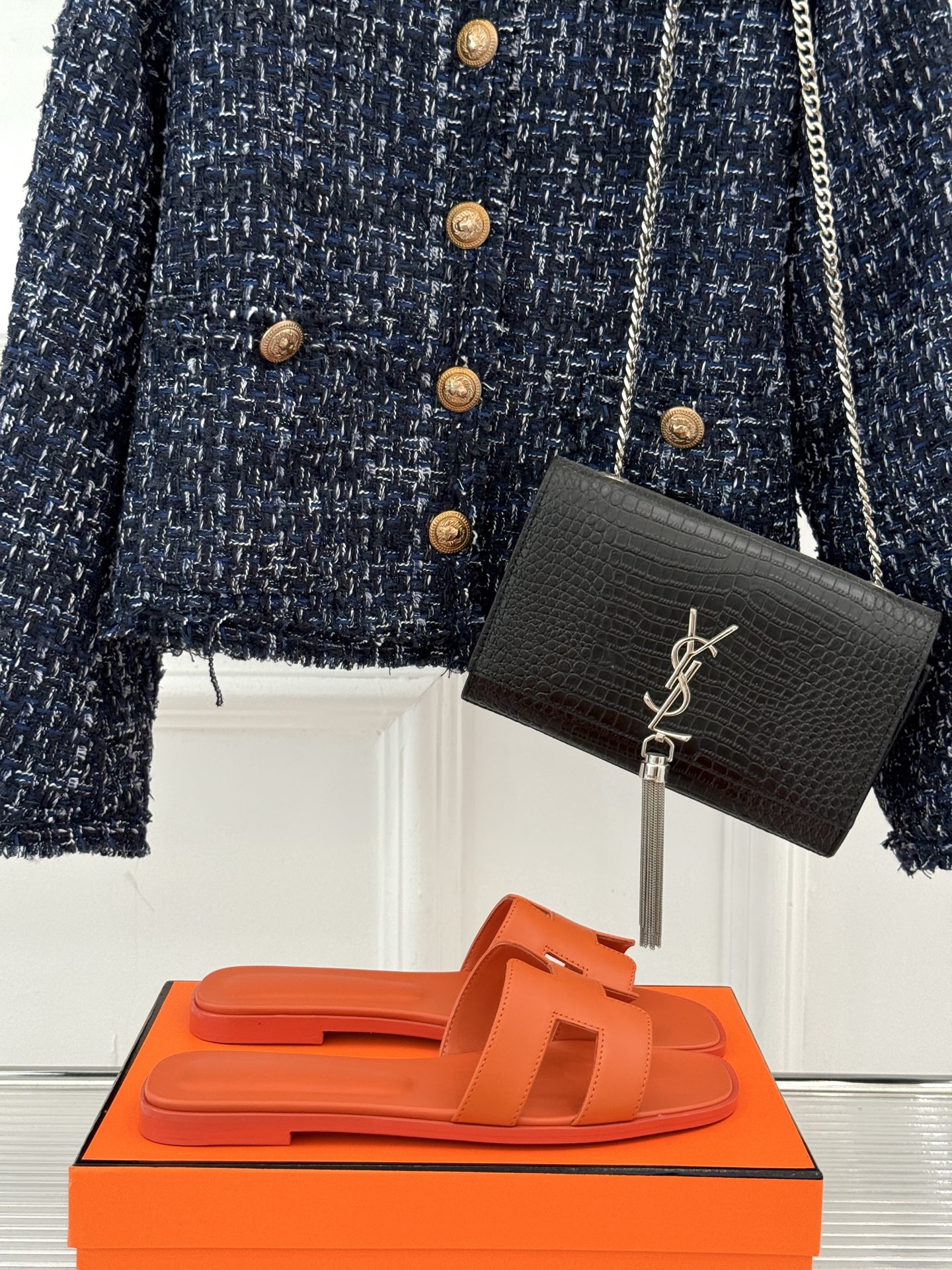 
Hermès/爱马仕经典H平底拖鞋
经典H拖 H家的拖鞋一直是拖鞋的代表款
依旧是经典的H造型 
鞋面