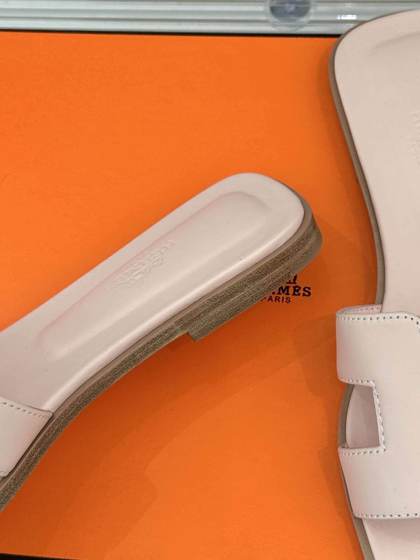 
Hermès/爱马仕经典H平底拖鞋
经典H拖 H家的拖鞋一直是拖鞋的代表款
依旧是经典的H造型 
鞋面