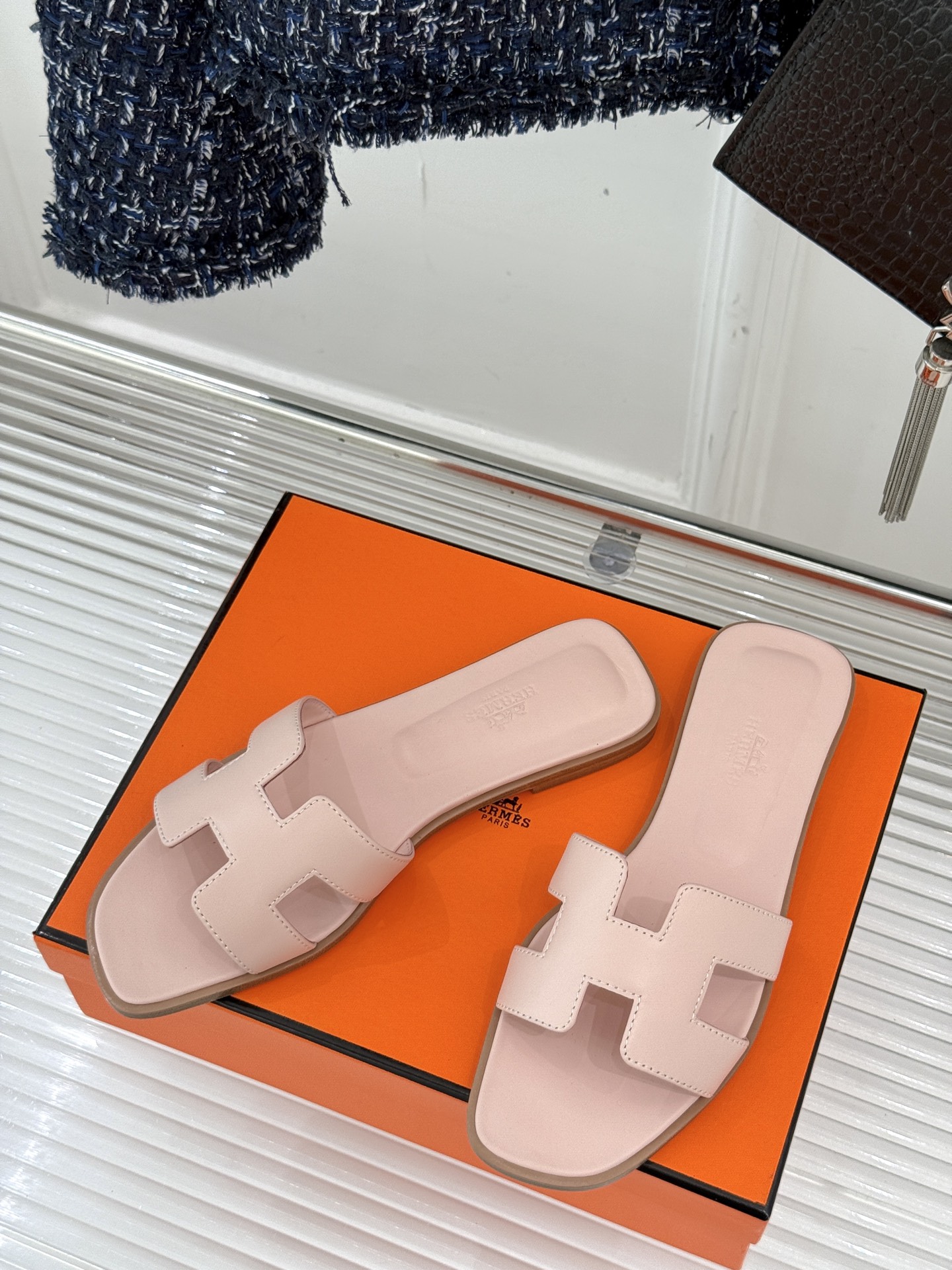 
Hermès/爱马仕经典H平底拖鞋
经典H拖 H家的拖鞋一直是拖鞋的代表款
依旧是经典的H造型 
鞋面