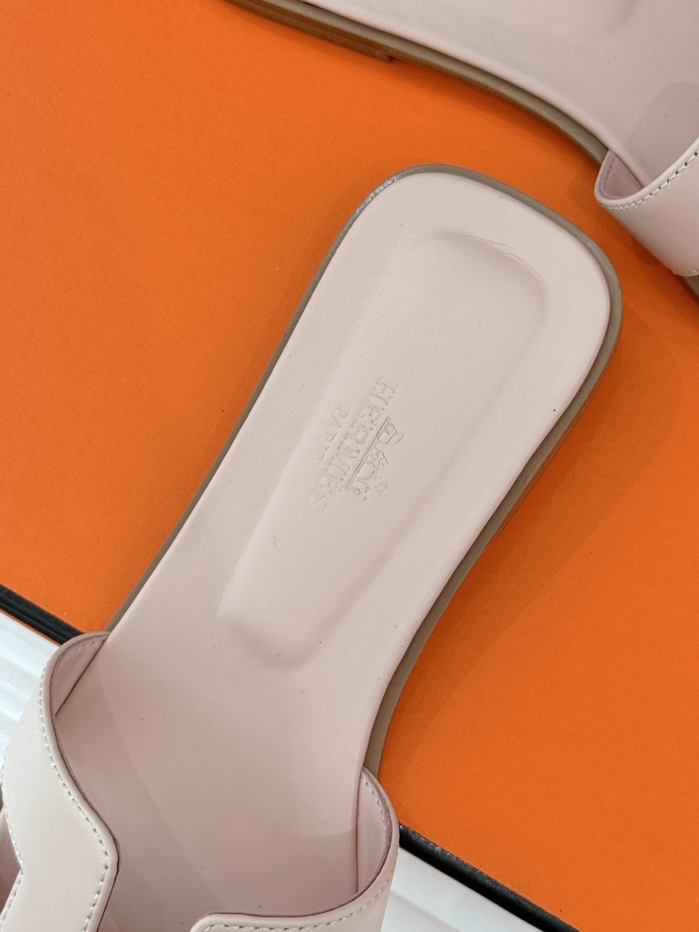 
Hermès/爱马仕经典H平底拖鞋
经典H拖 H家的拖鞋一直是拖鞋的代表款
依旧是经典的H造型 
鞋面