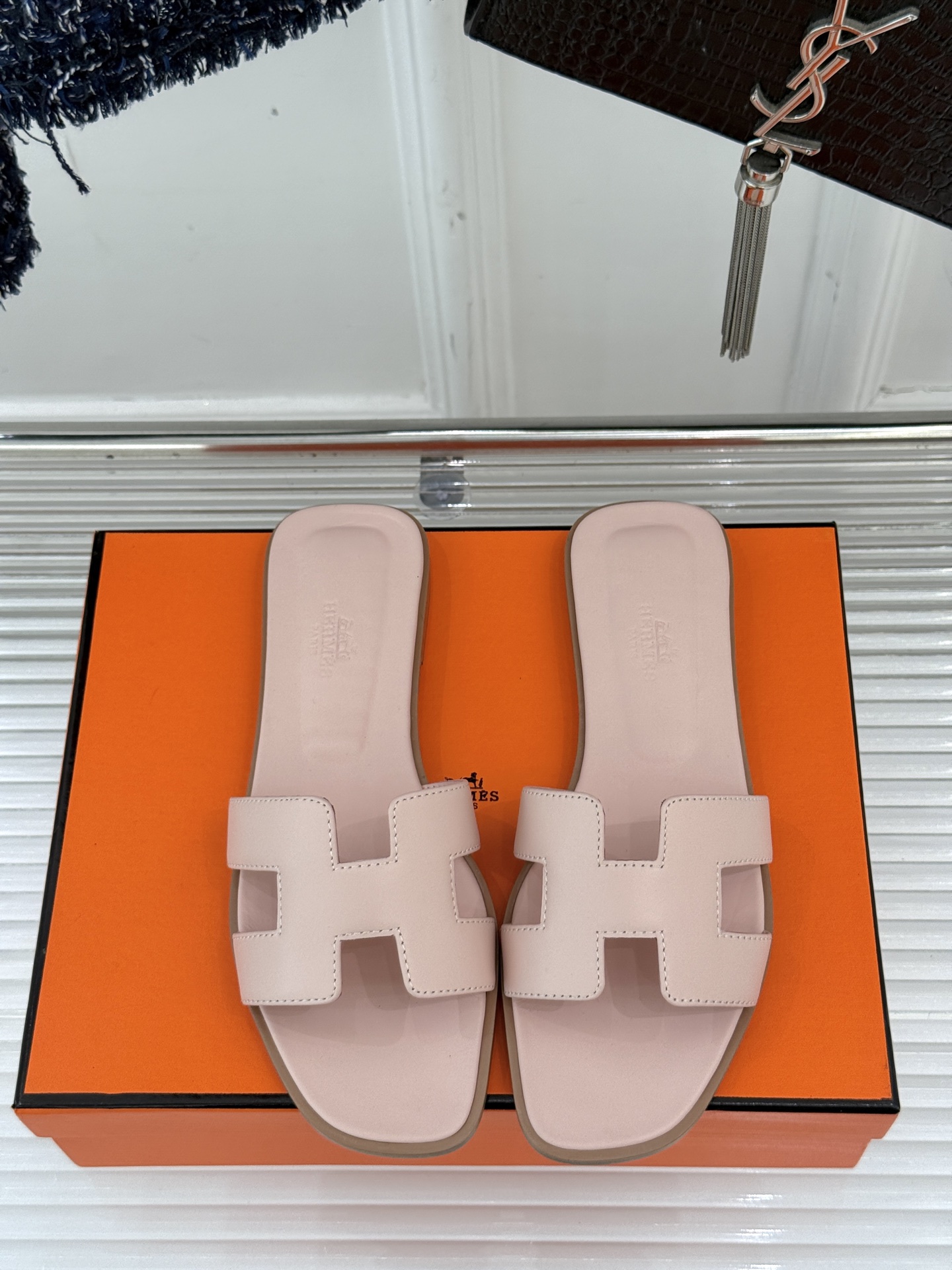
Hermès/爱马仕经典H平底拖鞋
经典H拖 H家的拖鞋一直是拖鞋的代表款
依旧是经典的H造型 
鞋面