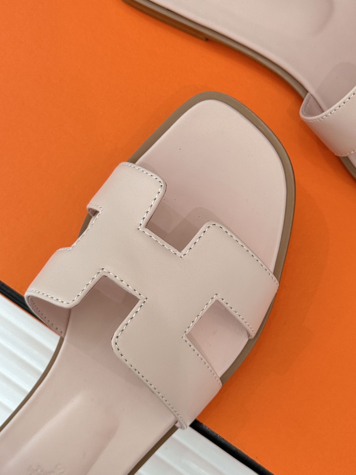 
Hermès/爱马仕经典H平底拖鞋
经典H拖 H家的拖鞋一直是拖鞋的代表款
依旧是经典的H造型 
鞋面