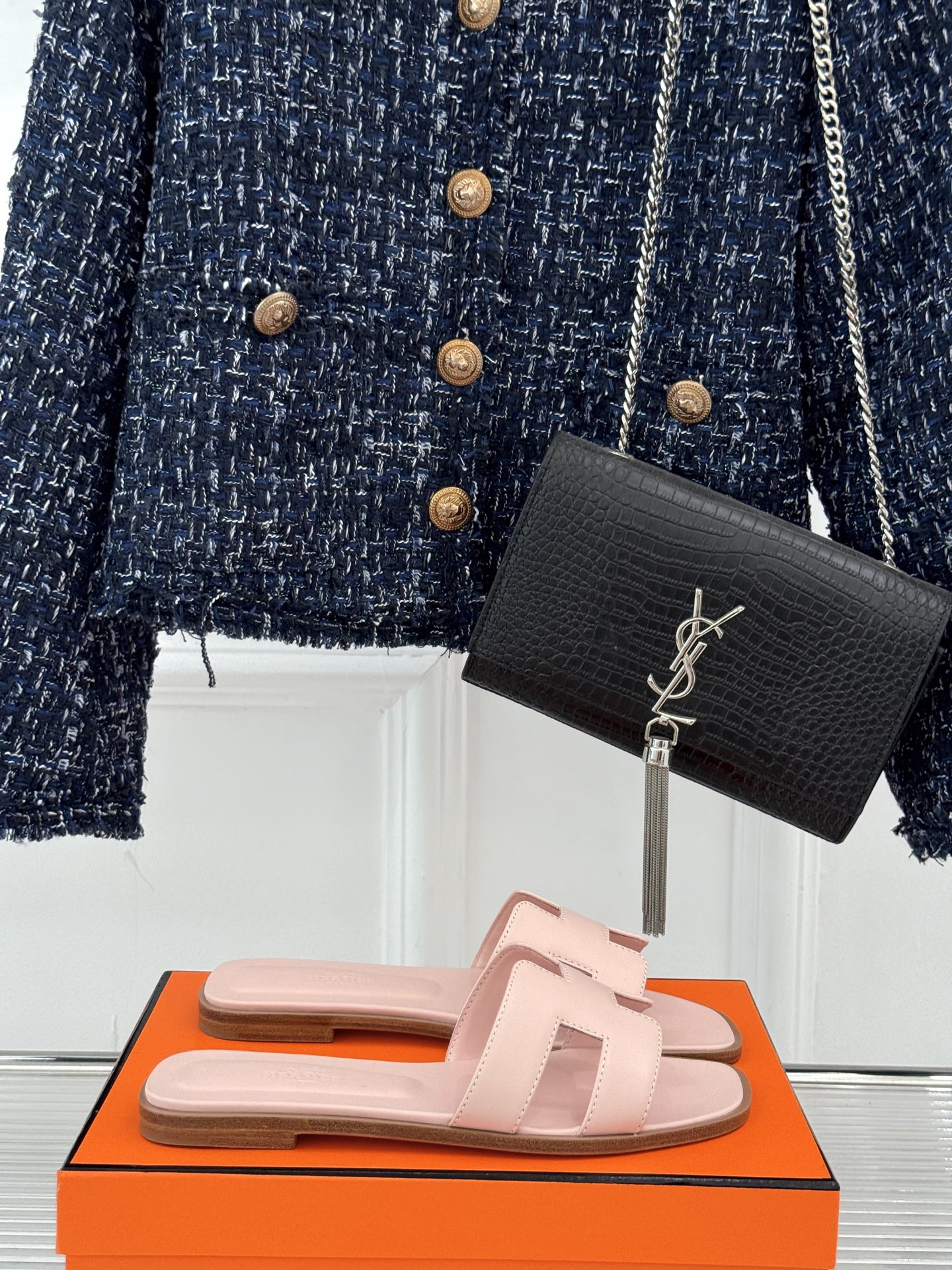 
Hermès/爱马仕经典H平底拖鞋
经典H拖 H家的拖鞋一直是拖鞋的代表款
依旧是经典的H造型 
鞋面