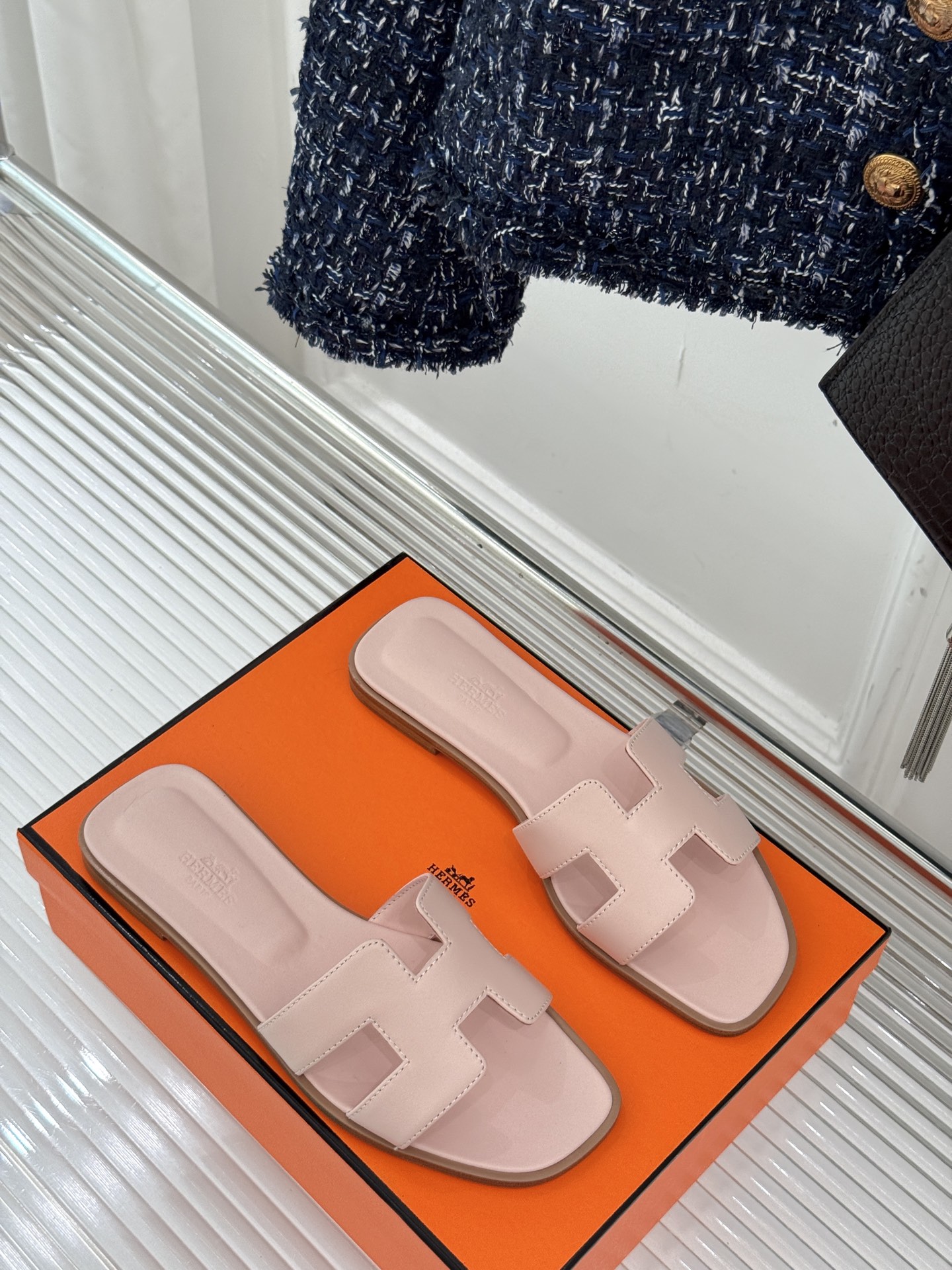 
Hermès/爱马仕经典H平底拖鞋
经典H拖 H家的拖鞋一直是拖鞋的代表款
依旧是经典的H造型 
鞋面